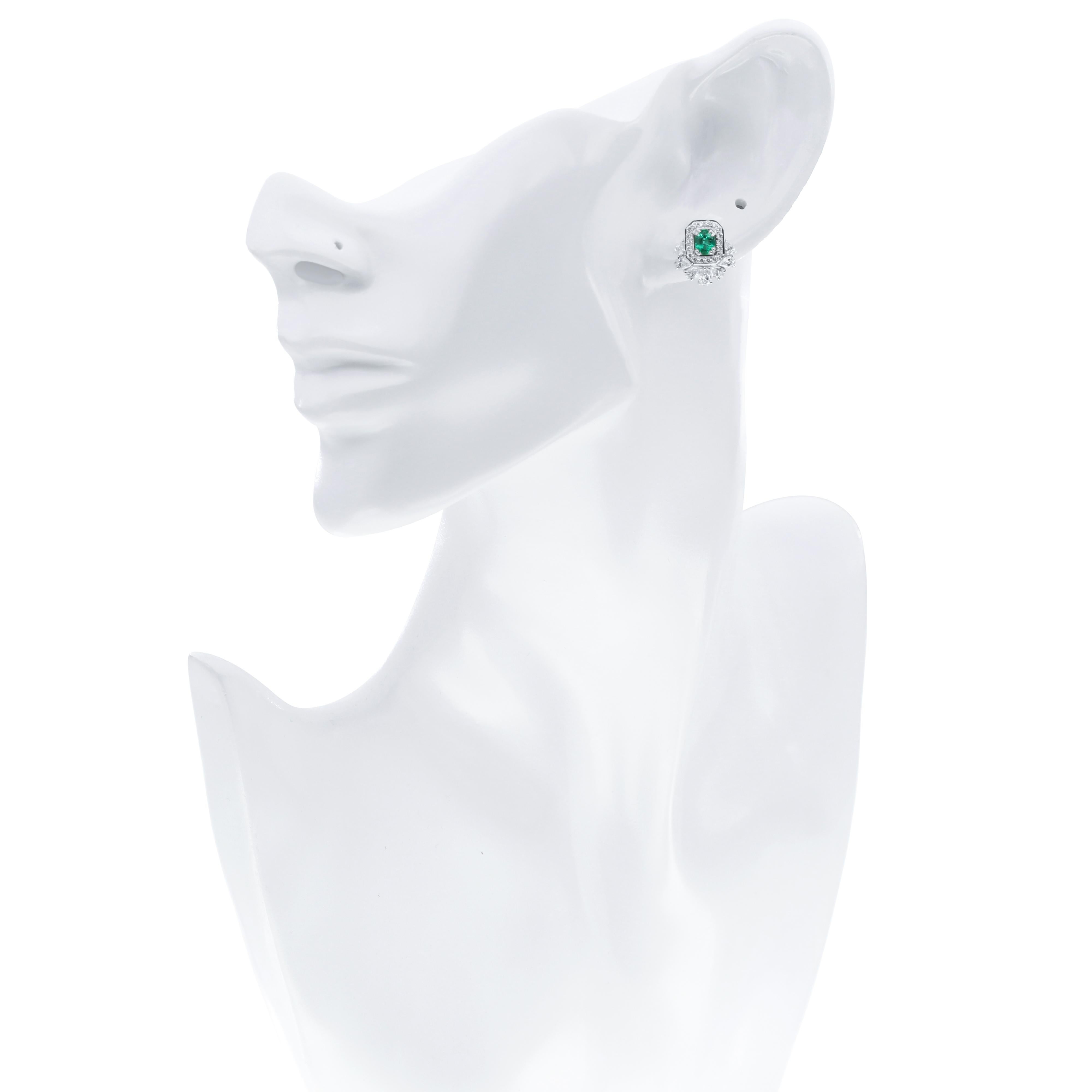 Boucles d'oreilles cloutées émeraude et diamant en or blanc 18 carats Handcraft Pour femmes en vente