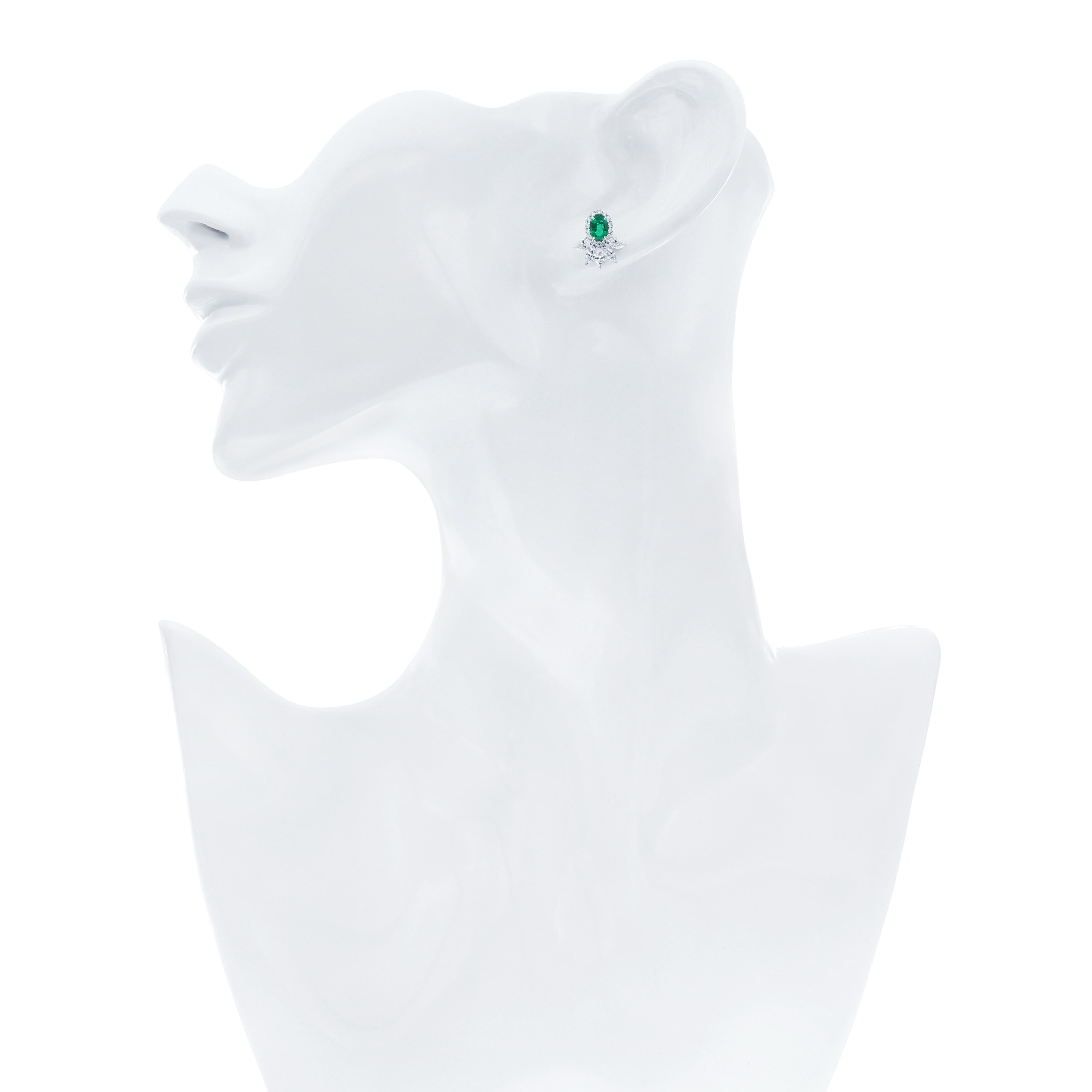 Ohrringe mit Smaragd- und Diamantbesatz aus 18 Karat Weißgold - Handcraft-Schmuck im Angebot 3