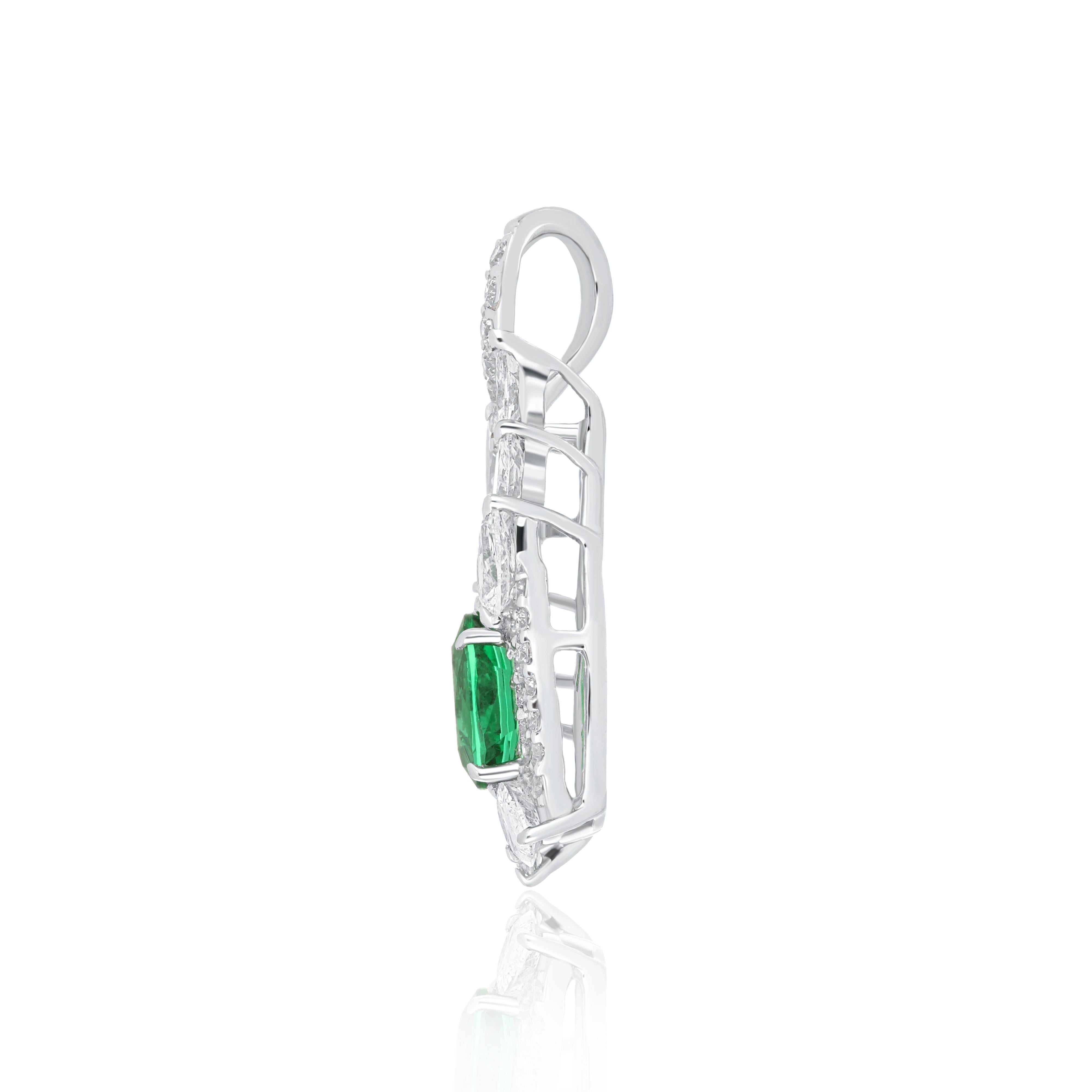 Oval Cut Emerald and Diamond Studded Pendant in 18 Karat White Gold Handcraft jewelry For Sale