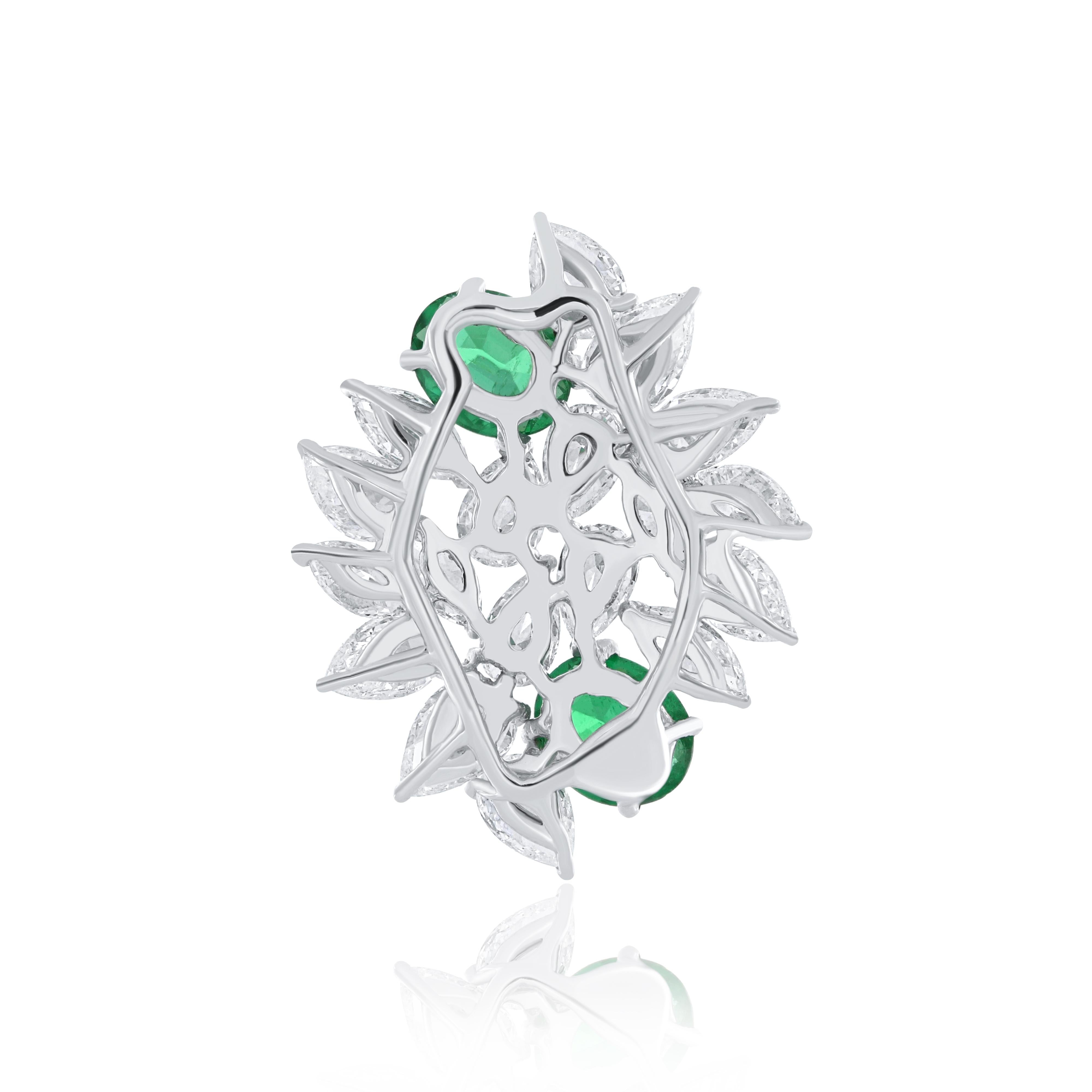 Emerald and Diamond Studded Pendant in 18KWhite Gold handcraft jewelry Pendant In New Condition For Sale In JAIPUR, IN