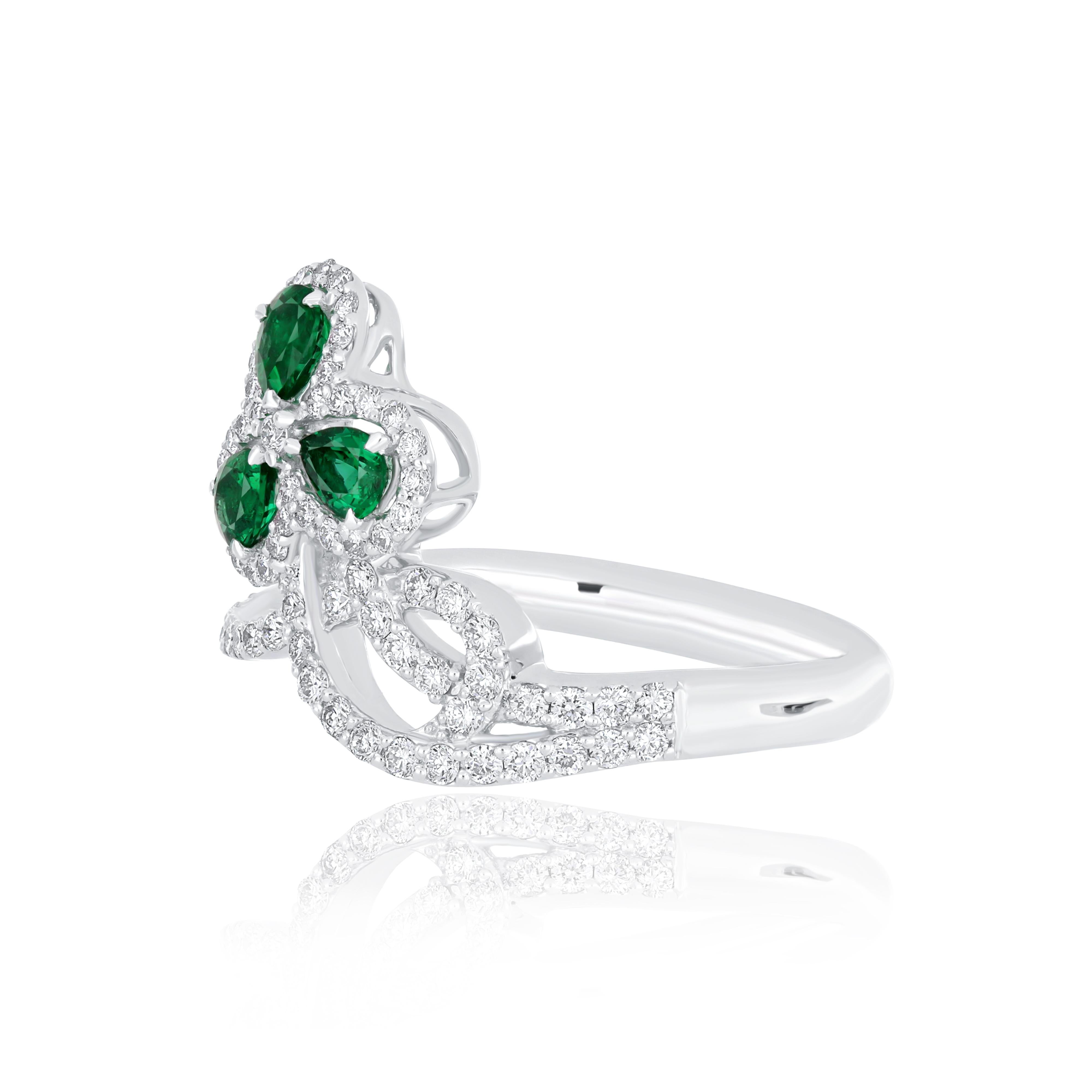 For Sale:  Emerald and Diamond Studded Ring 18 Karat White Gold jewelry handcraft Ring 3