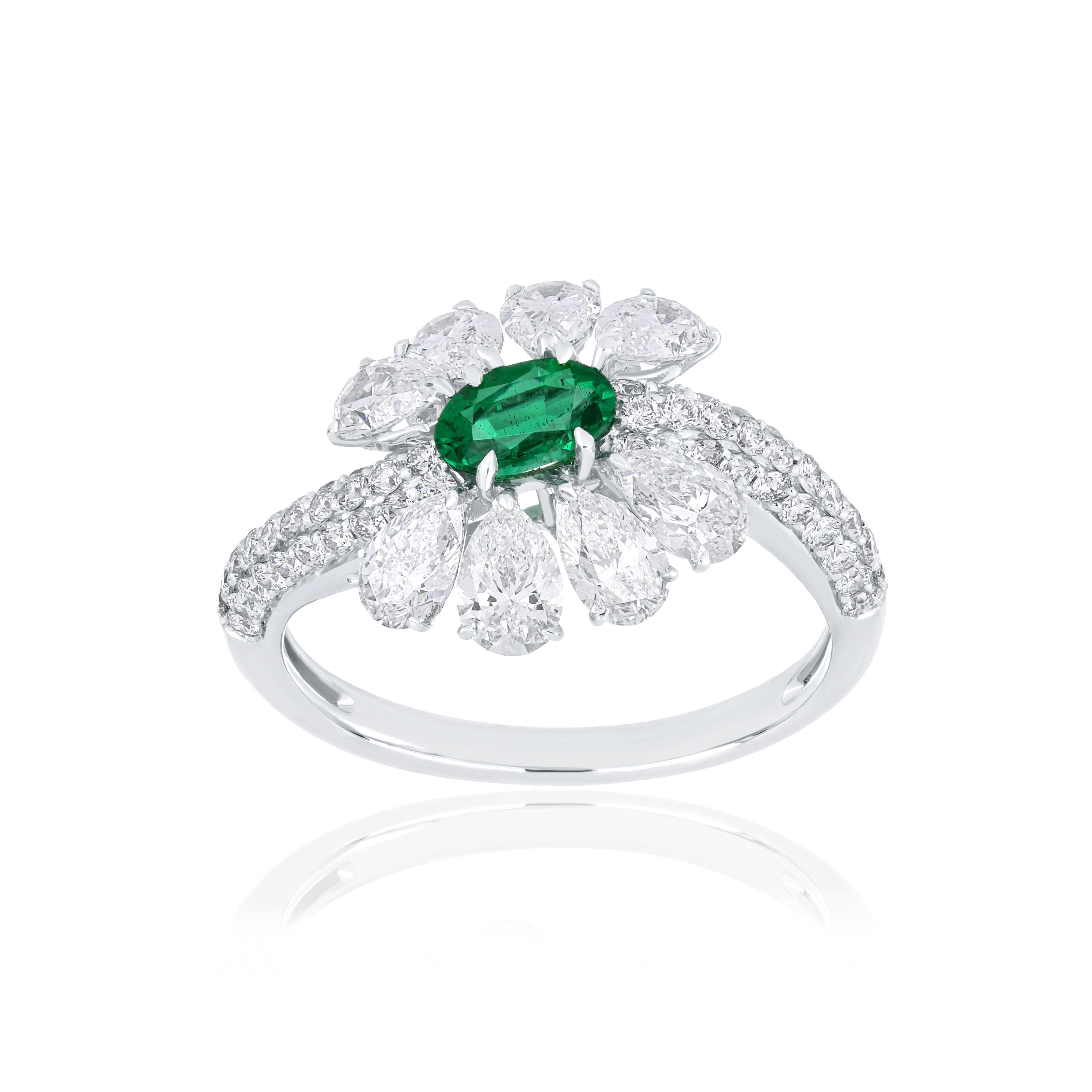 For Sale:  Emerald and Diamond Studded Ring in 18 Karat White Gold handcraft jewelry Ring 2