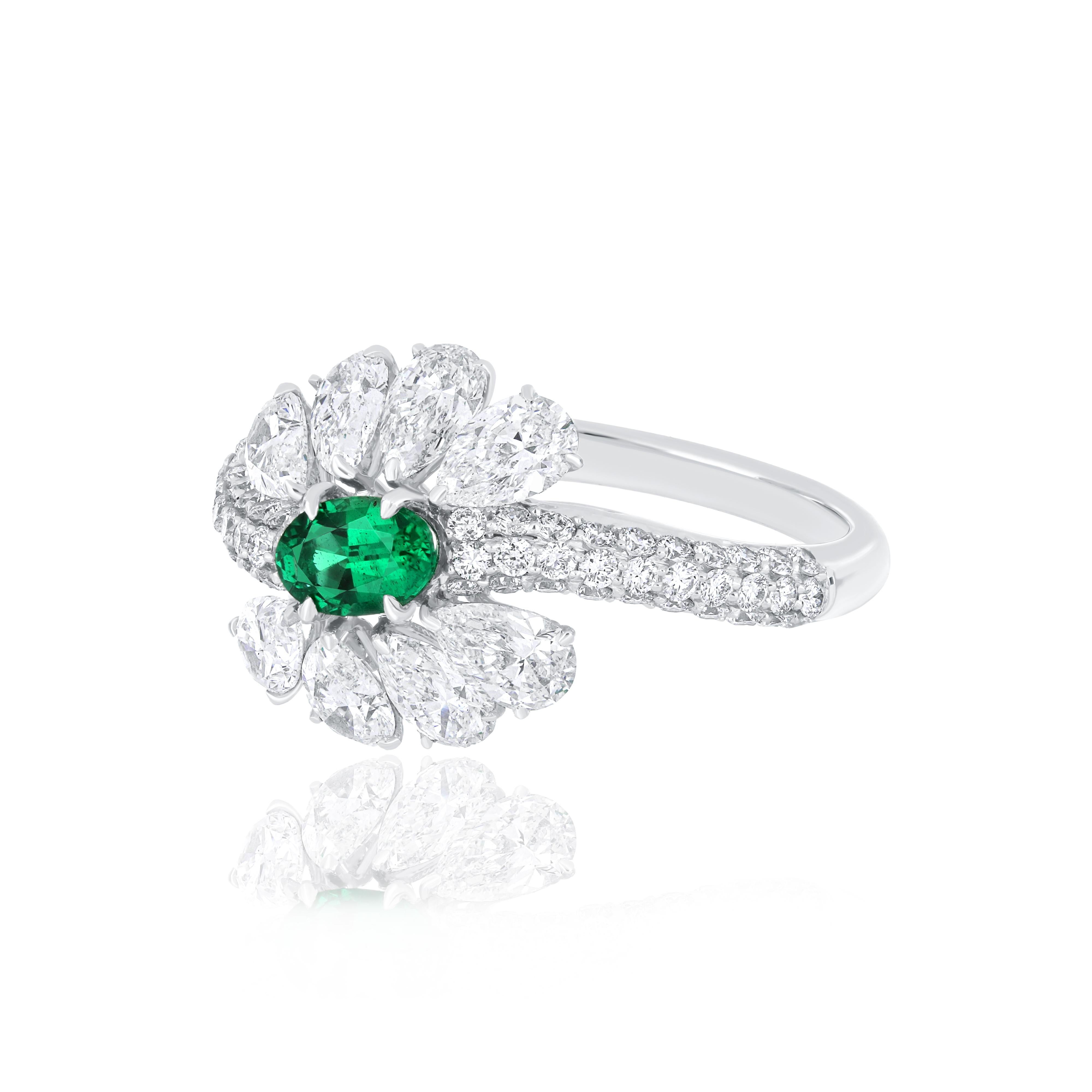 For Sale:  Emerald and Diamond Studded Ring in 18 Karat White Gold handcraft jewelry Ring 3