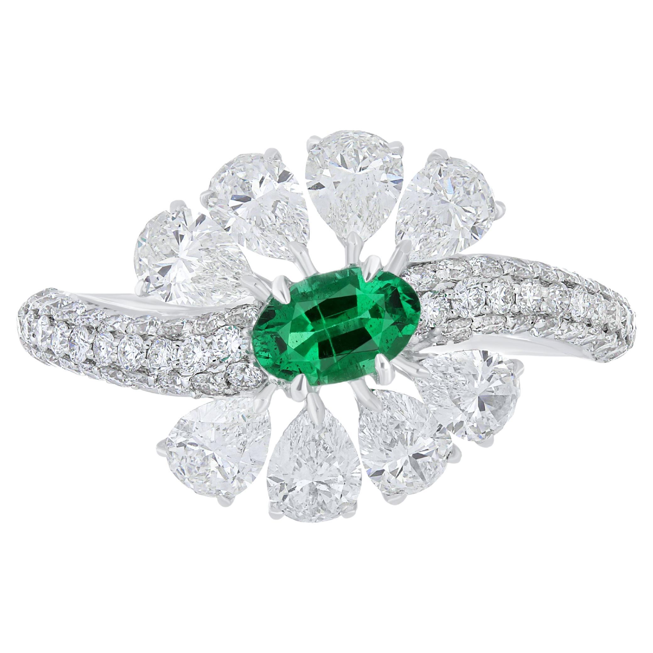 Emerald and Diamond Studded Ring in 18 Karat White Gold handcraft jewelry Ring
