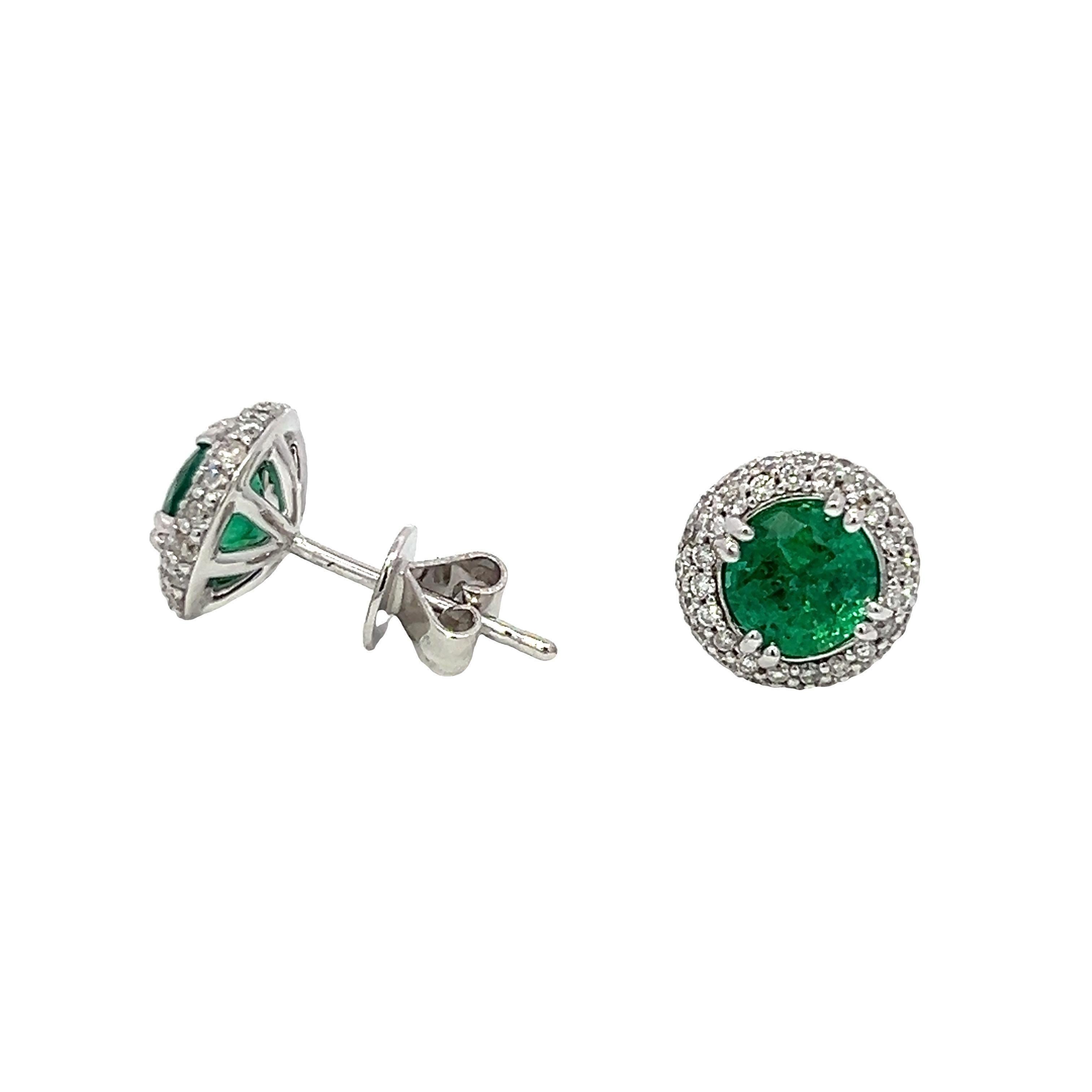 Cette magnifique paire de boucles d'oreilles est composée d'émeraudes naturelles et d'une bonne qualité de  Des diamants Earthborn résumant la beauté de l'émeraude, sertis dans une monture en or blanc 18 carats poli, faisant de cette pièce un