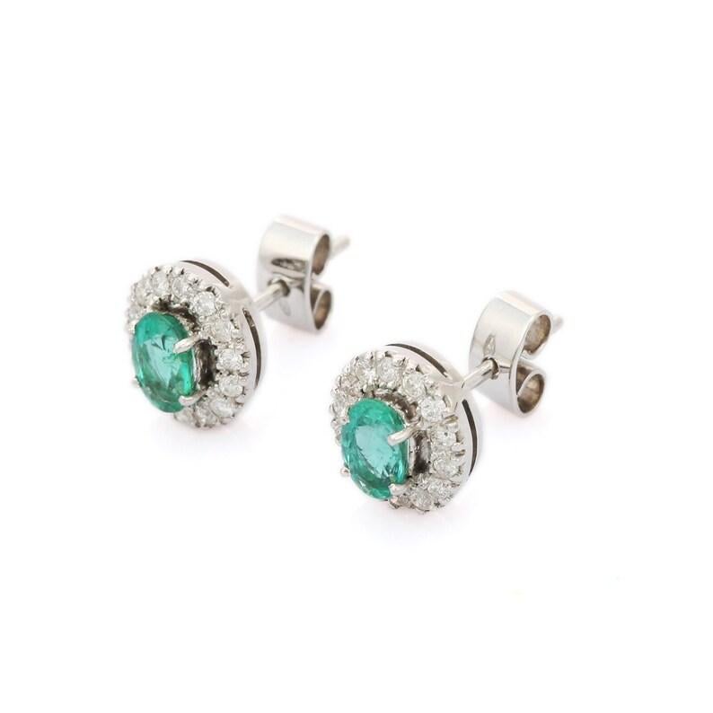 Zierliche Diamant-Smaragd-Ohrstecker aus 18 Karat Gold, die Ihren Look unterstreichen. Sie brauchen kleine Ohrstecker, um mit Ihrem Look ein Statement zu setzen. Diese Ohrringe mit einem Smaragd im Ovalschliff sorgen für einen funkelnden, luxuriösen