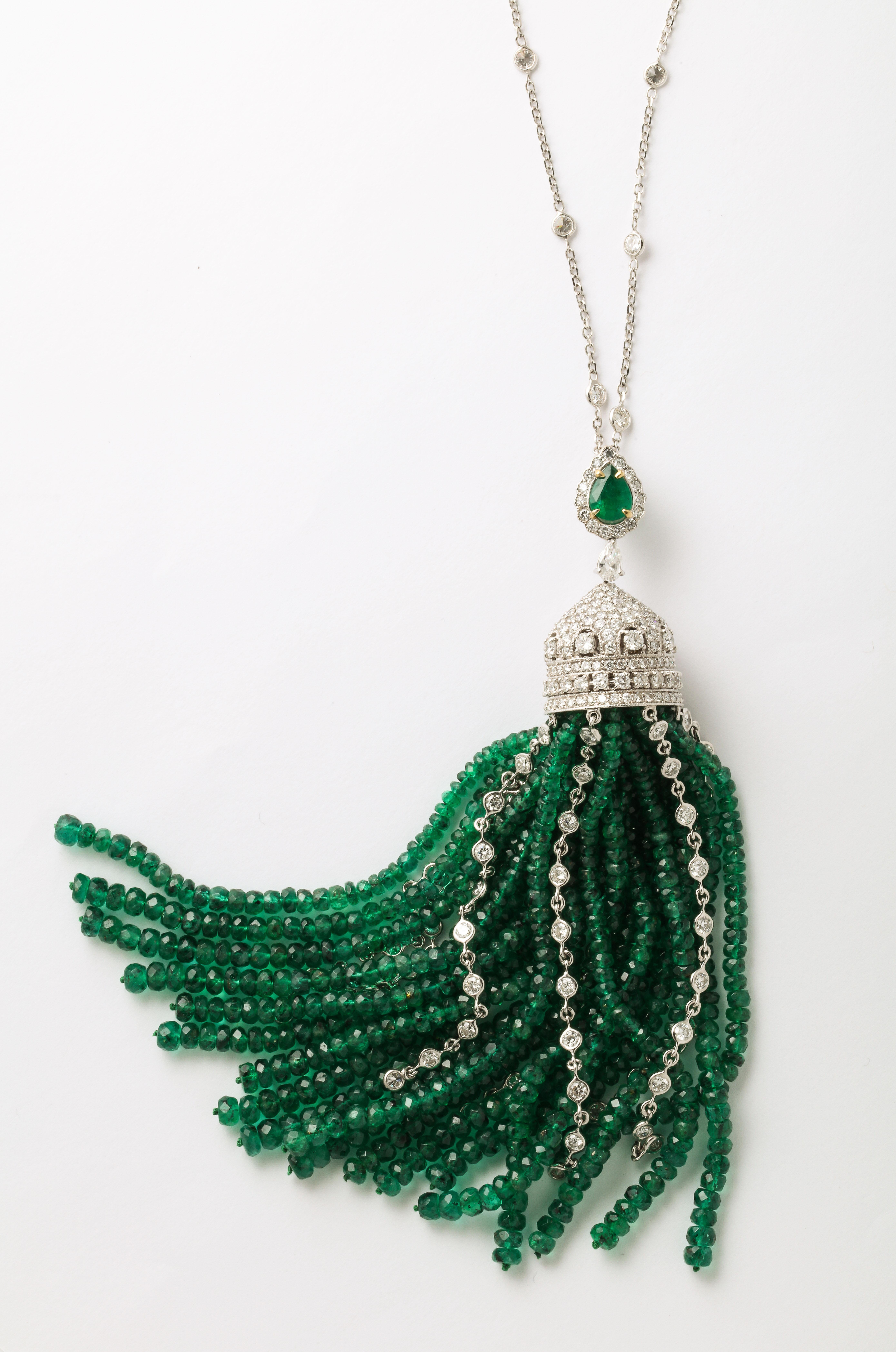 An important Emerald and Diamond Tassel Necklace

151 carats of fine Emerald and 12.54 carats of white round brilliant diamonds. 

30 inch removable diamond by yard chain, set in white gold. The tassel measures approximately 4.75 inches in length.