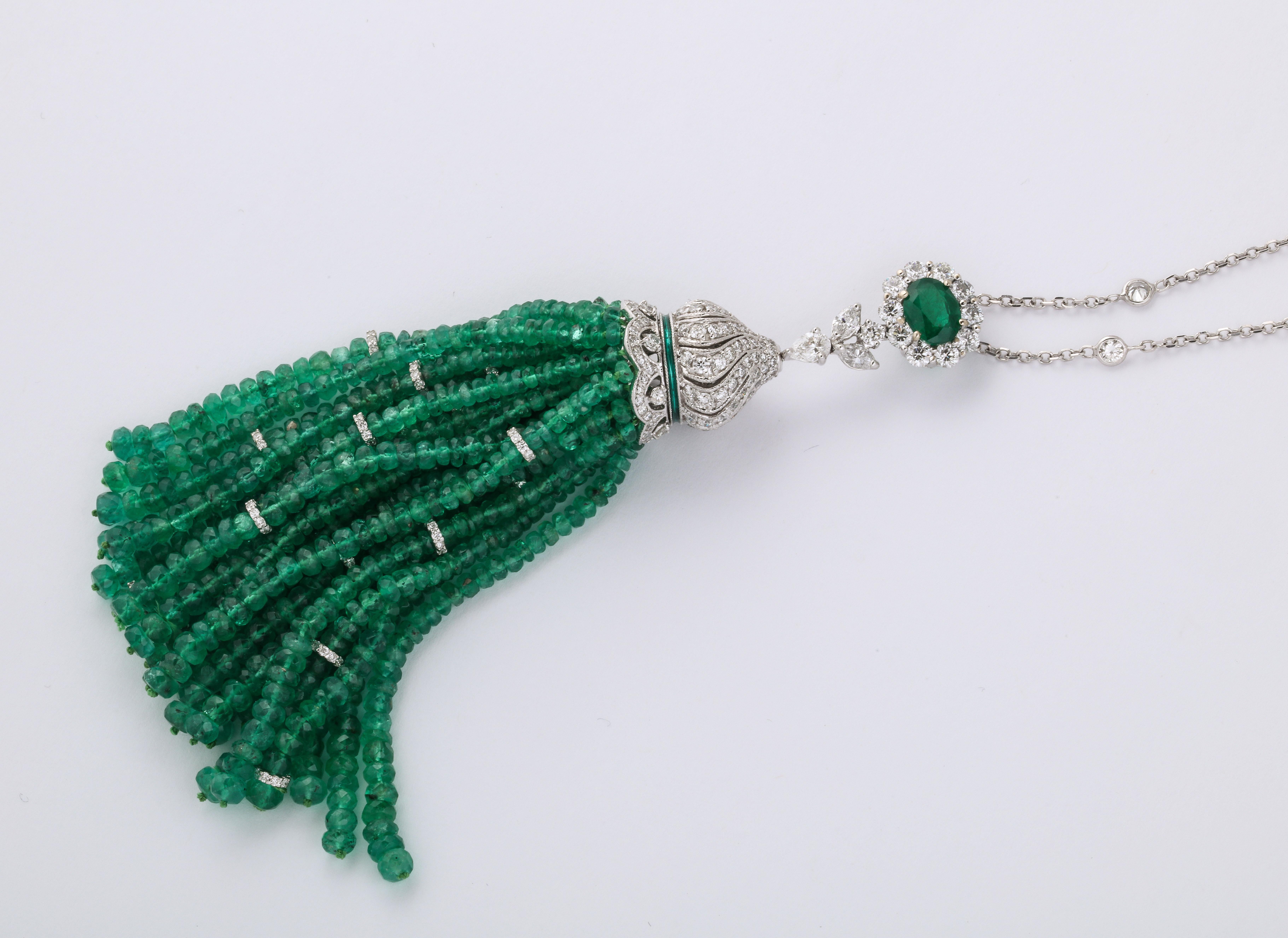 Taglio rotondo Collana di smeraldi e diamanti con nappe in vendita