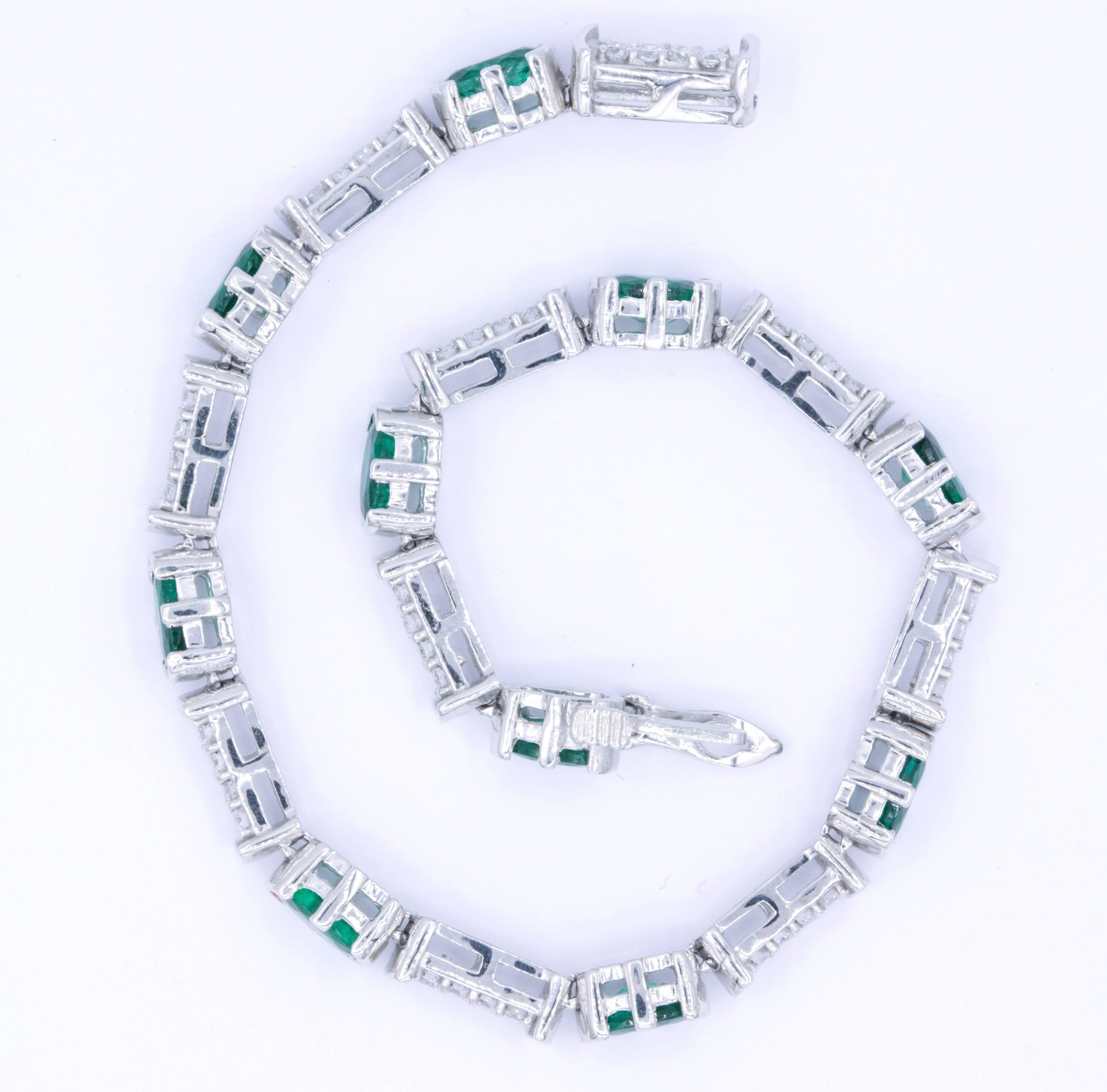 Tennisarmband mit Smaragd und Diamant (Ovalschliff)