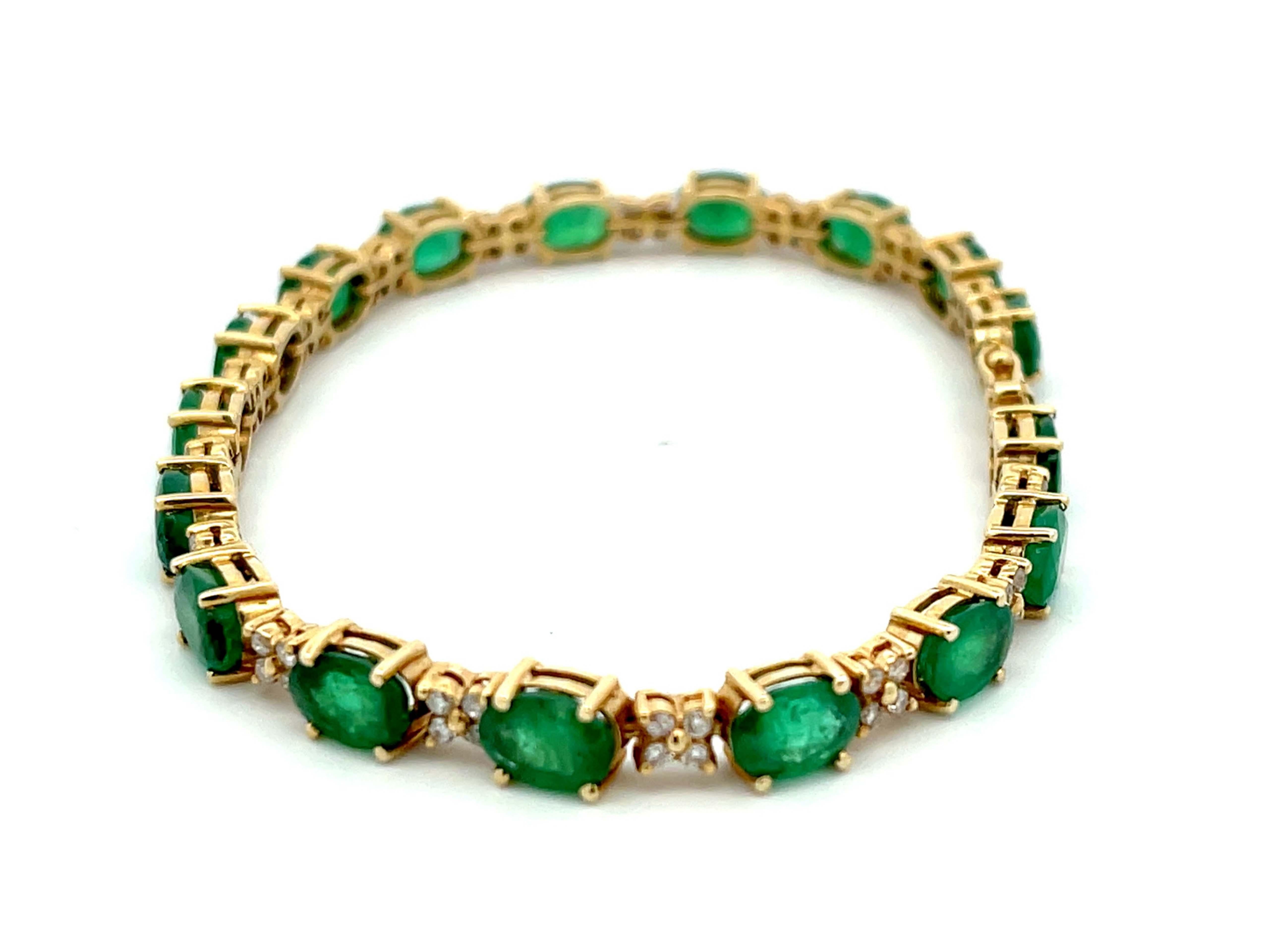 Taille ovale Bracelet tennis en or jaune 14 carats avec émeraudes et diamants en vente