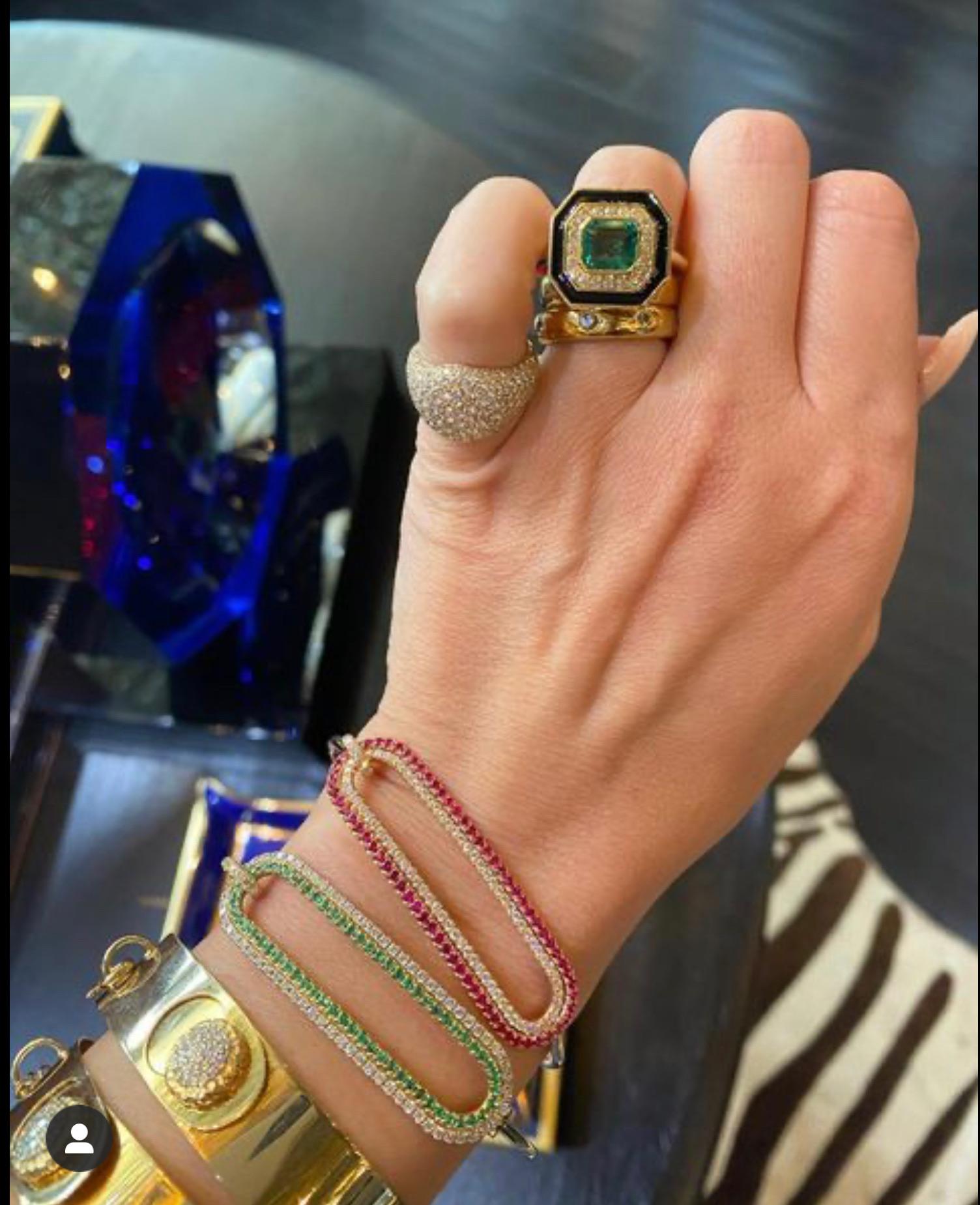 Bracelet de tension en or 18 carats avec émeraudes et diamants Neuf - En vente à Dallas, TX