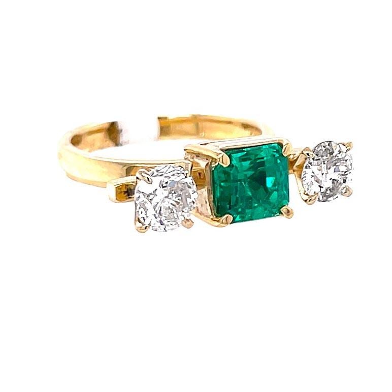 1,51 Karat Smaragd- und Diamantring mit drei Steinen  (Retro) im Angebot