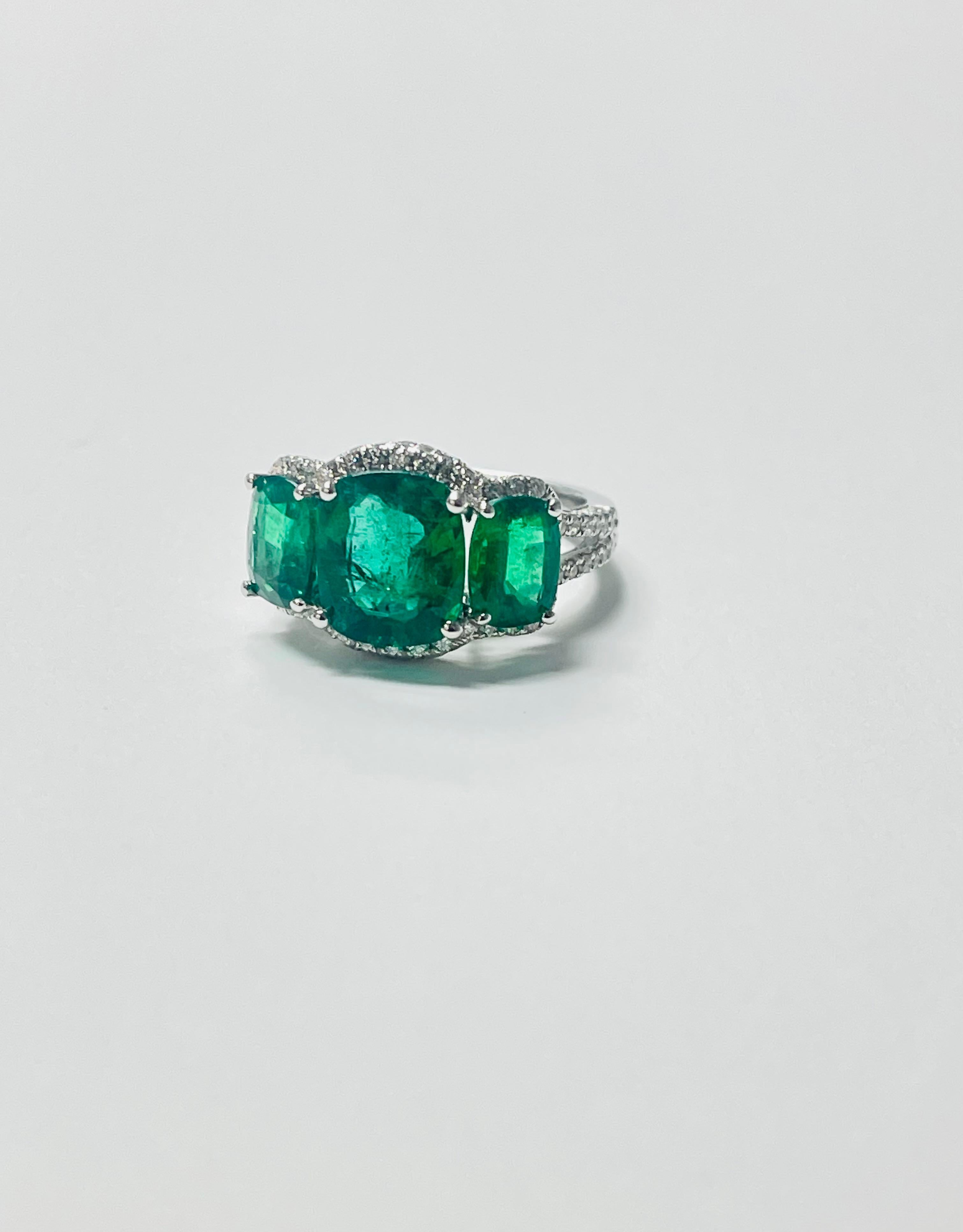 Sehr hübscher Ring mit drei Smaragden und Diamanten, handgefertigt in 18 Karat Weißgold. 

Gewicht Smaragd : 5,05 Karat 
Gewicht des Diamanten: 0.86 Karat (Farbe GH und Reinheit VS) 
Metall : 18 Karat Weißgold
Gewicht Gold: 7,6 Gramm 
Ringgröße :