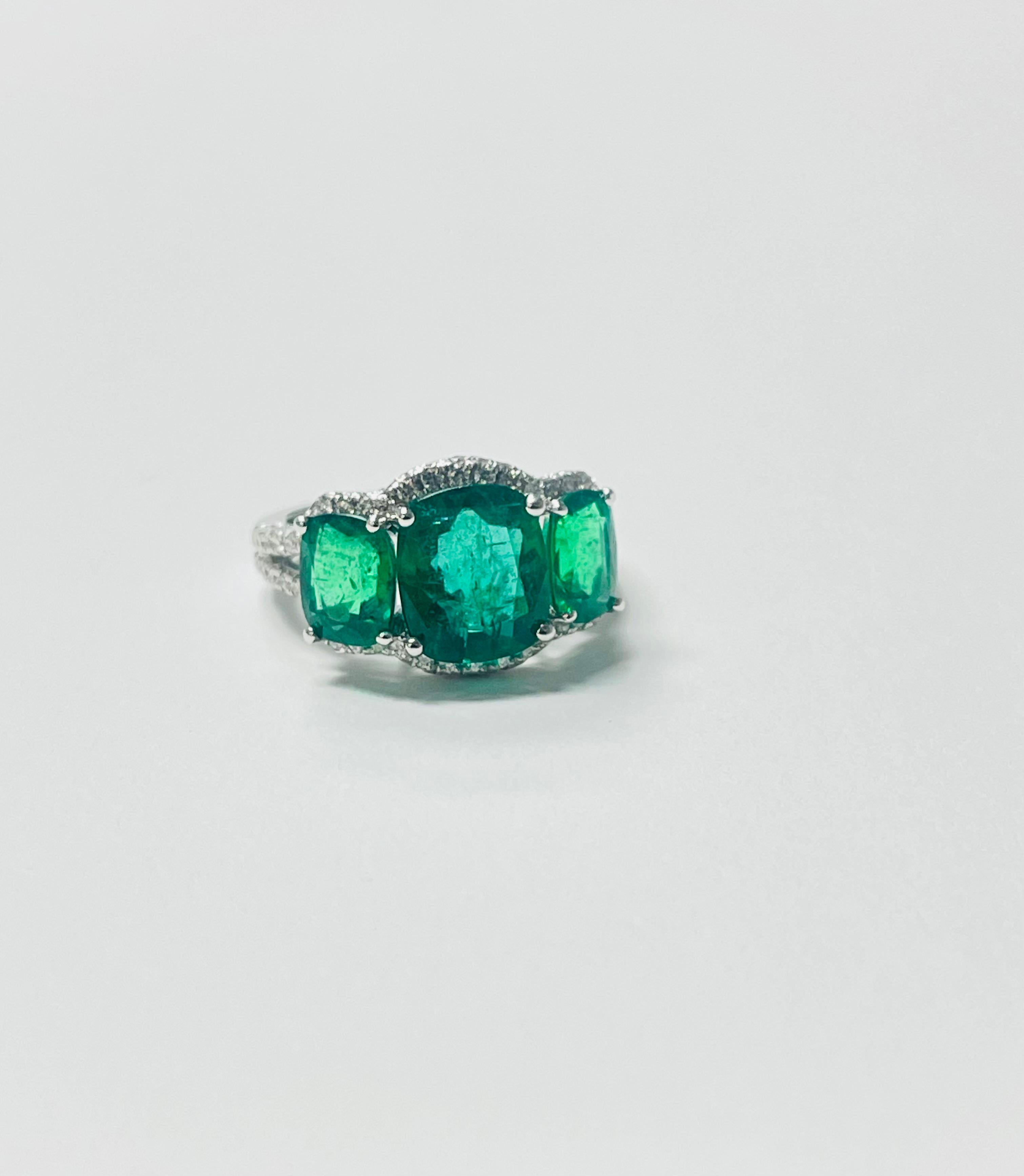 Ring mit Smaragd und Diamant in 18 Karat Weißgold mit drei Steinen. (Zeitgenössisch) im Angebot