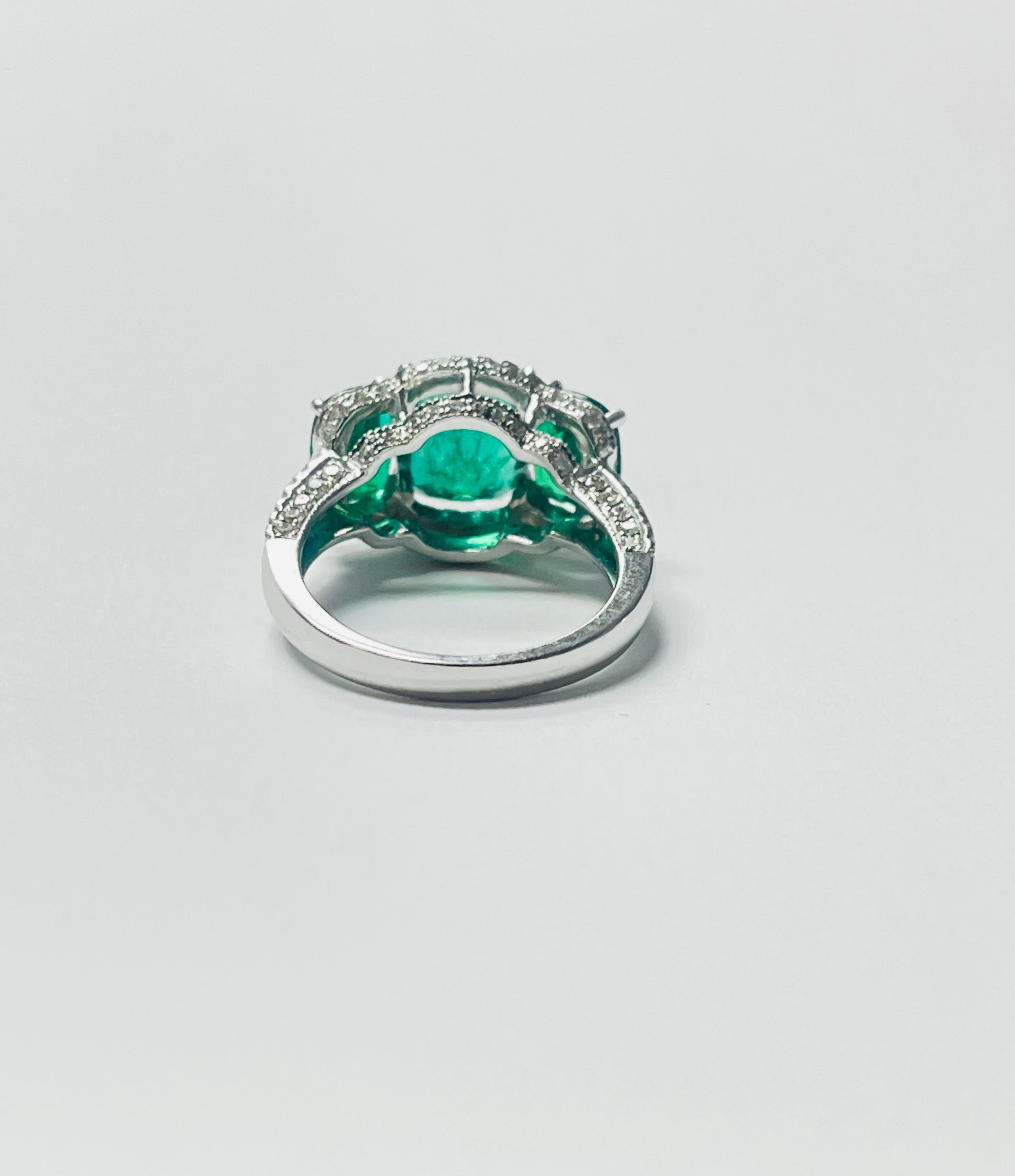 Ring mit Smaragd und Diamant in 18 Karat Weißgold mit drei Steinen. (Kissenschliff) im Angebot
