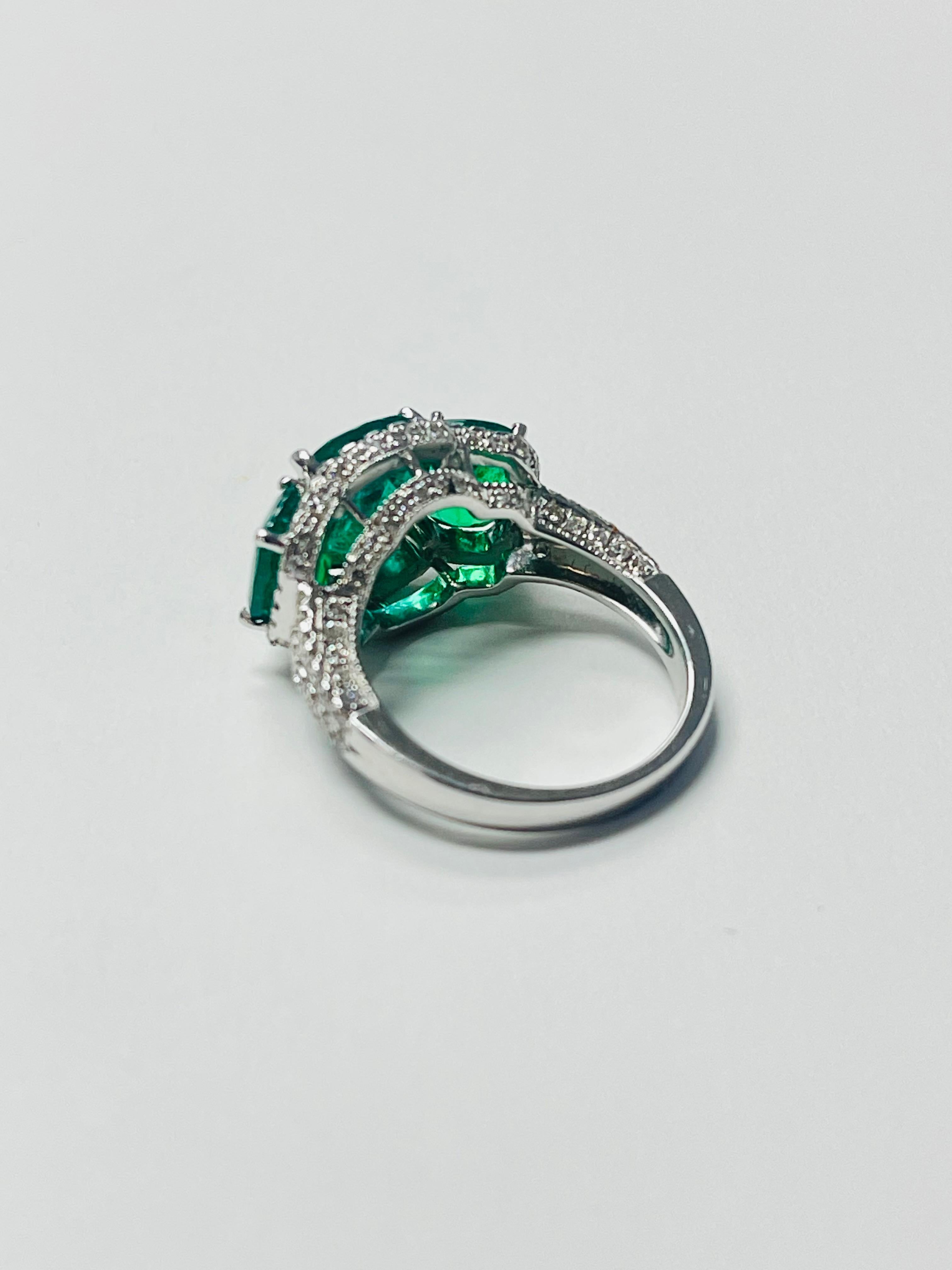 Ring mit Smaragd und Diamant in 18 Karat Weißgold mit drei Steinen. im Zustand „Neu“ im Angebot in New York, NY