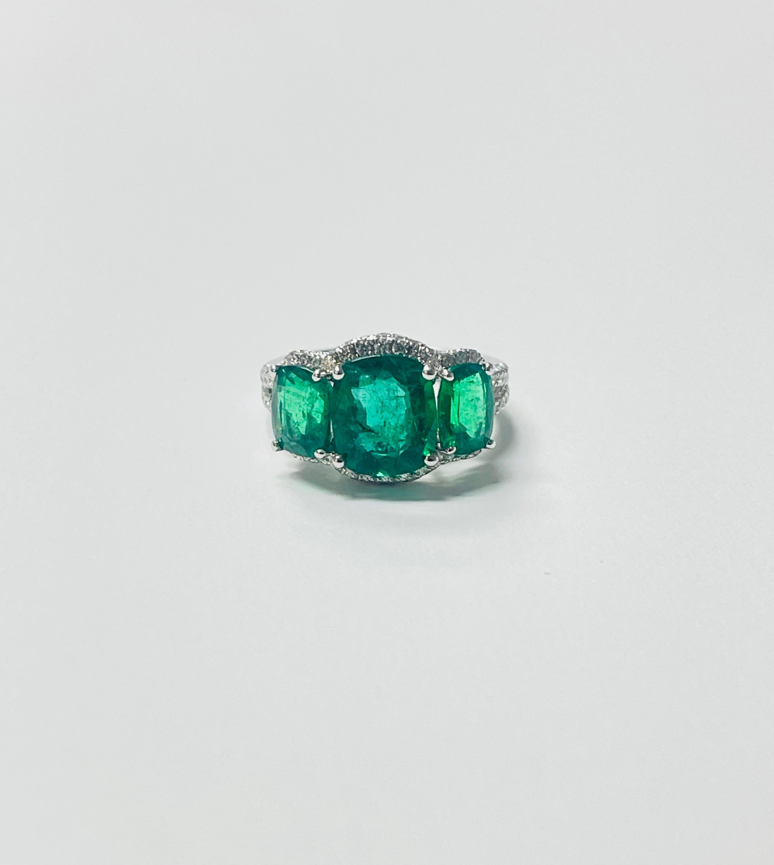 Ring mit Smaragd und Diamant in 18 Karat Weißgold mit drei Steinen. im Angebot 1