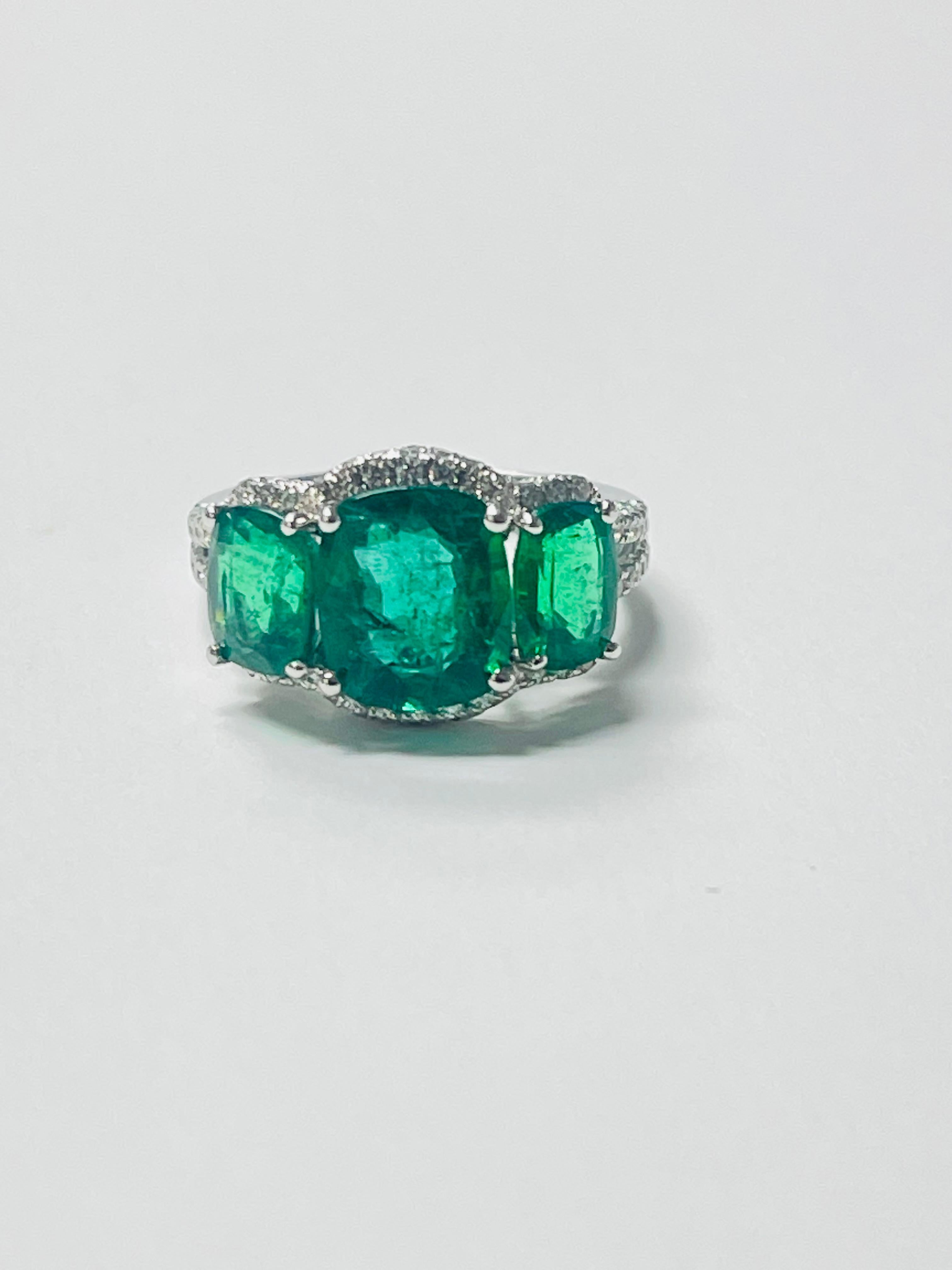 Ring mit Smaragd und Diamant in 18 Karat Weißgold mit drei Steinen. im Angebot 2