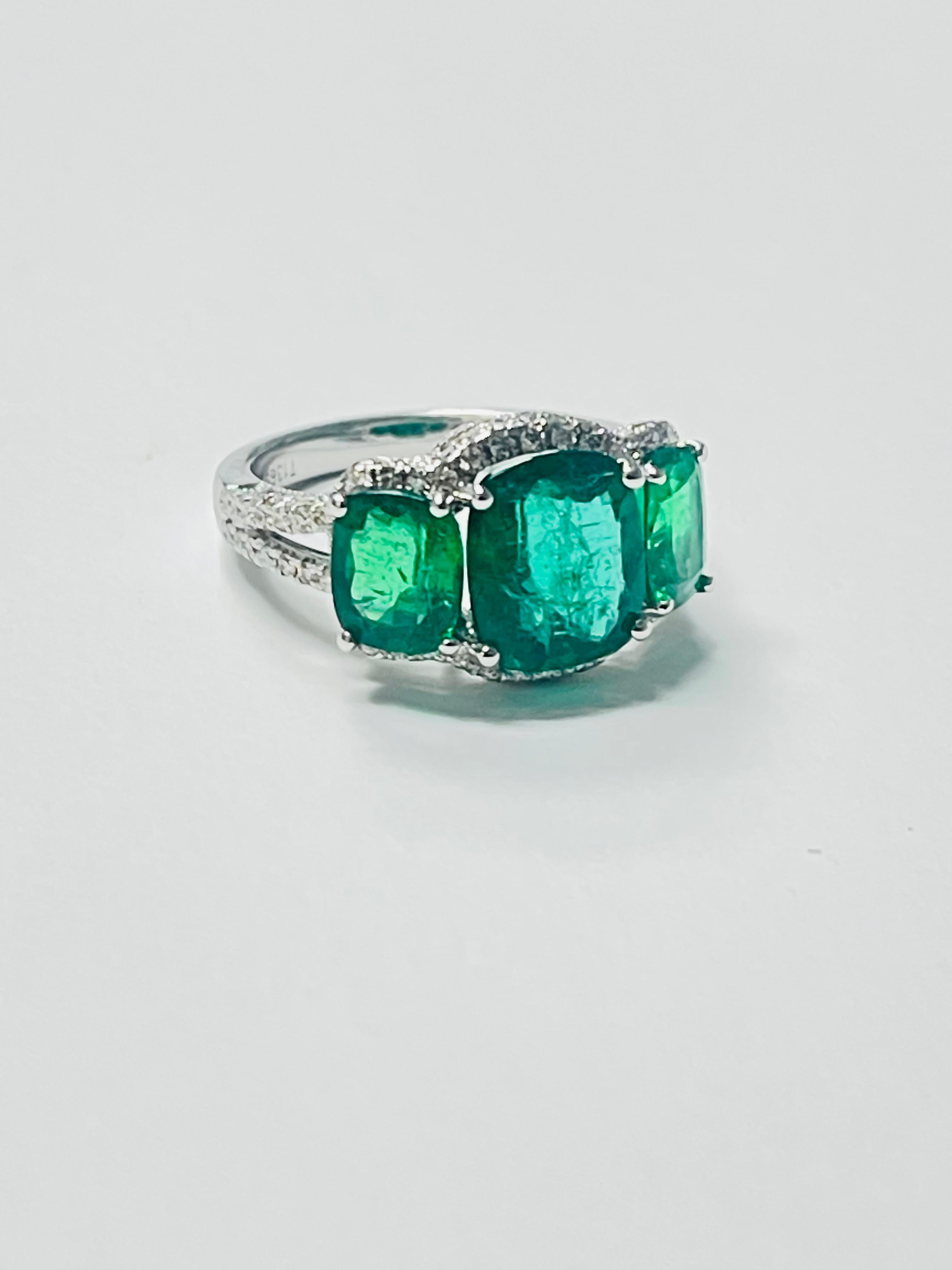 Ring mit Smaragd und Diamant in 18 Karat Weißgold mit drei Steinen. im Angebot 3