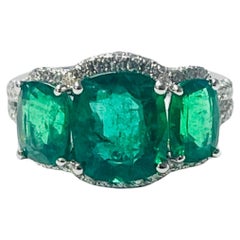 Bague à trois pierres, émeraude et diamant, en or blanc 18 carats.