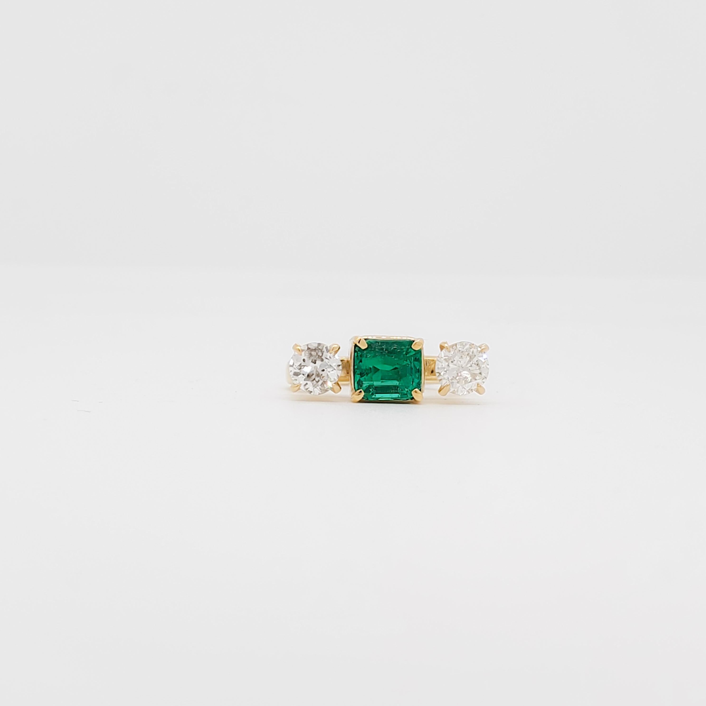 Emerald and Diamond Three Stone Ring in 18k Yellow Gold In New Condition In Los Angeles, CA