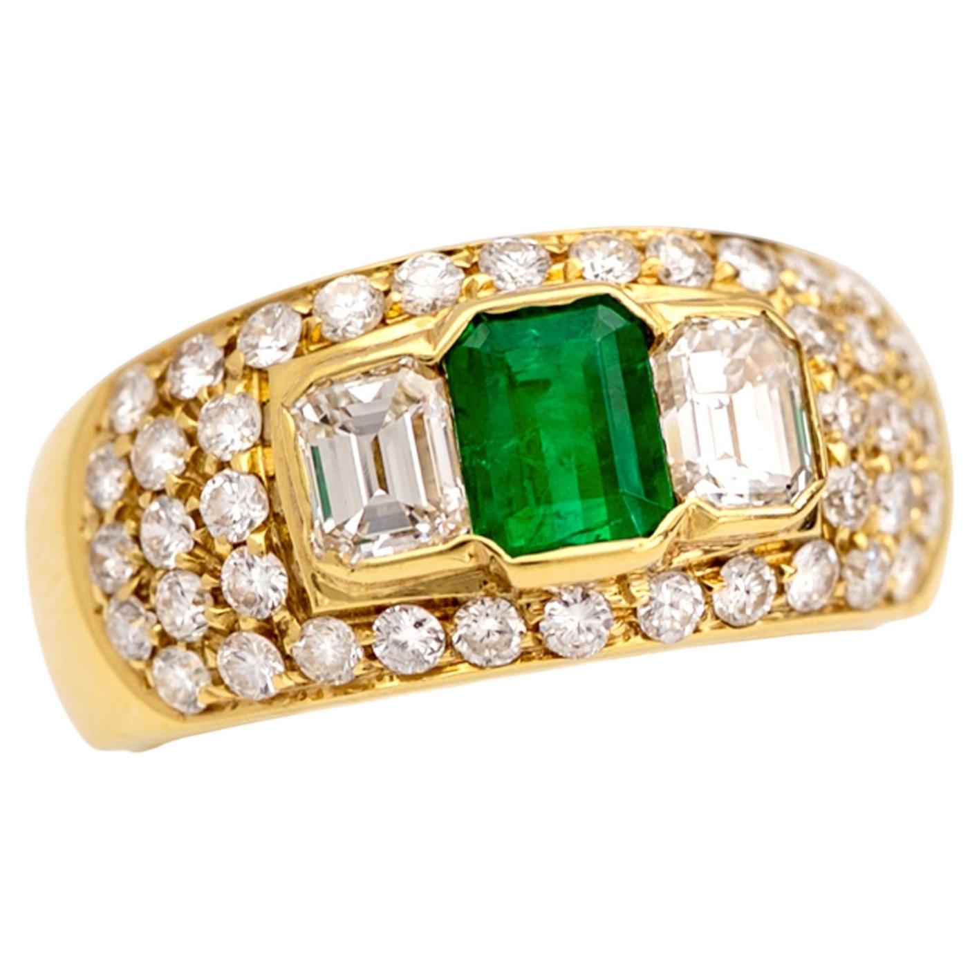 Dreisteiniger Smaragd- und Diamantring aus 18 Karat Gelbgold, Italien