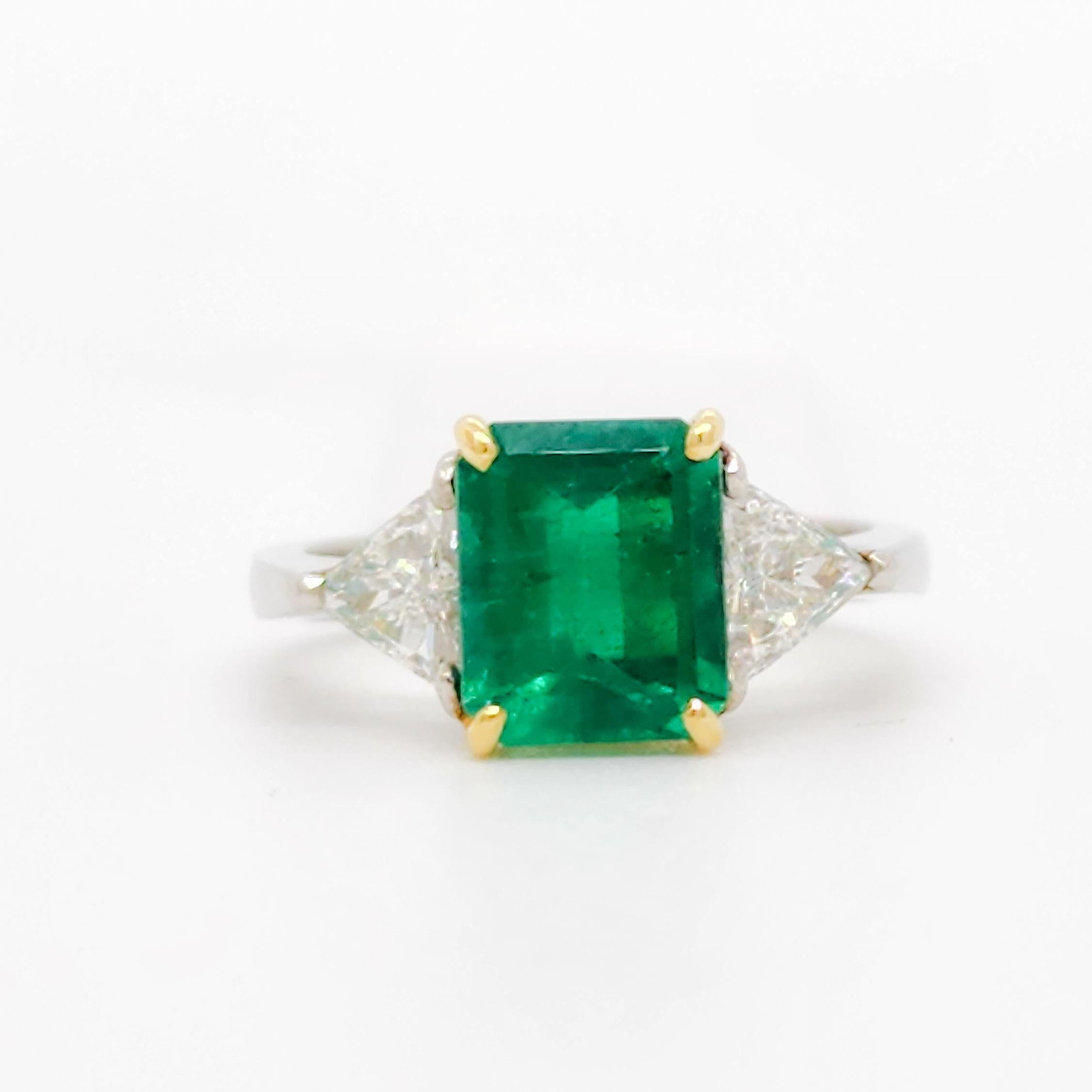 Emerald and Diamond Three Stone Ring in Platinum and 18k Yellow Gold In New Condition For Sale In Los Angeles, CA