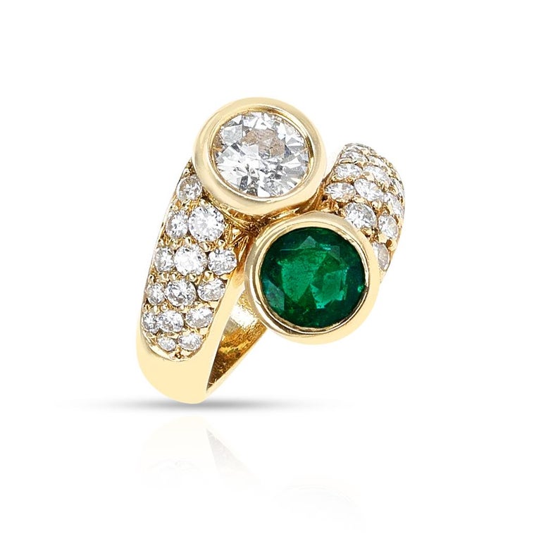 Emerald and Diamond Toi Et Moi Ring, 18k In Excellent Condition In New York, NY