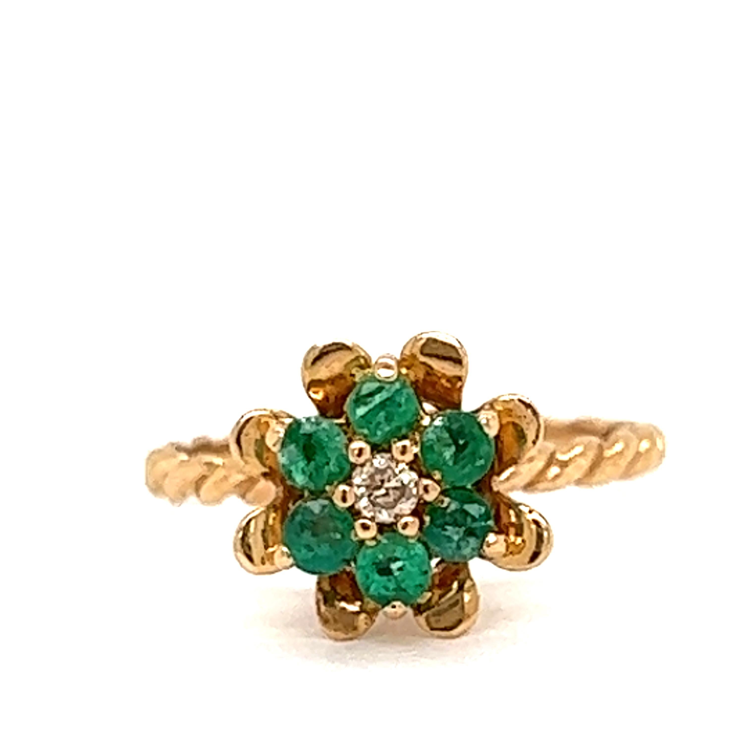 Bezaubernder Tulpenring mit Smaragd und Diamanten!  Zeigen Sie Ihren einzigartigen Stil mit .25 cttw in Smaragden und einem .05 Karat Diamanten.  Das 14-karätige Gelbgold-Drehringband mit Tulpenkopf ist ein klassischer, süßer Ring. Dies ist ein