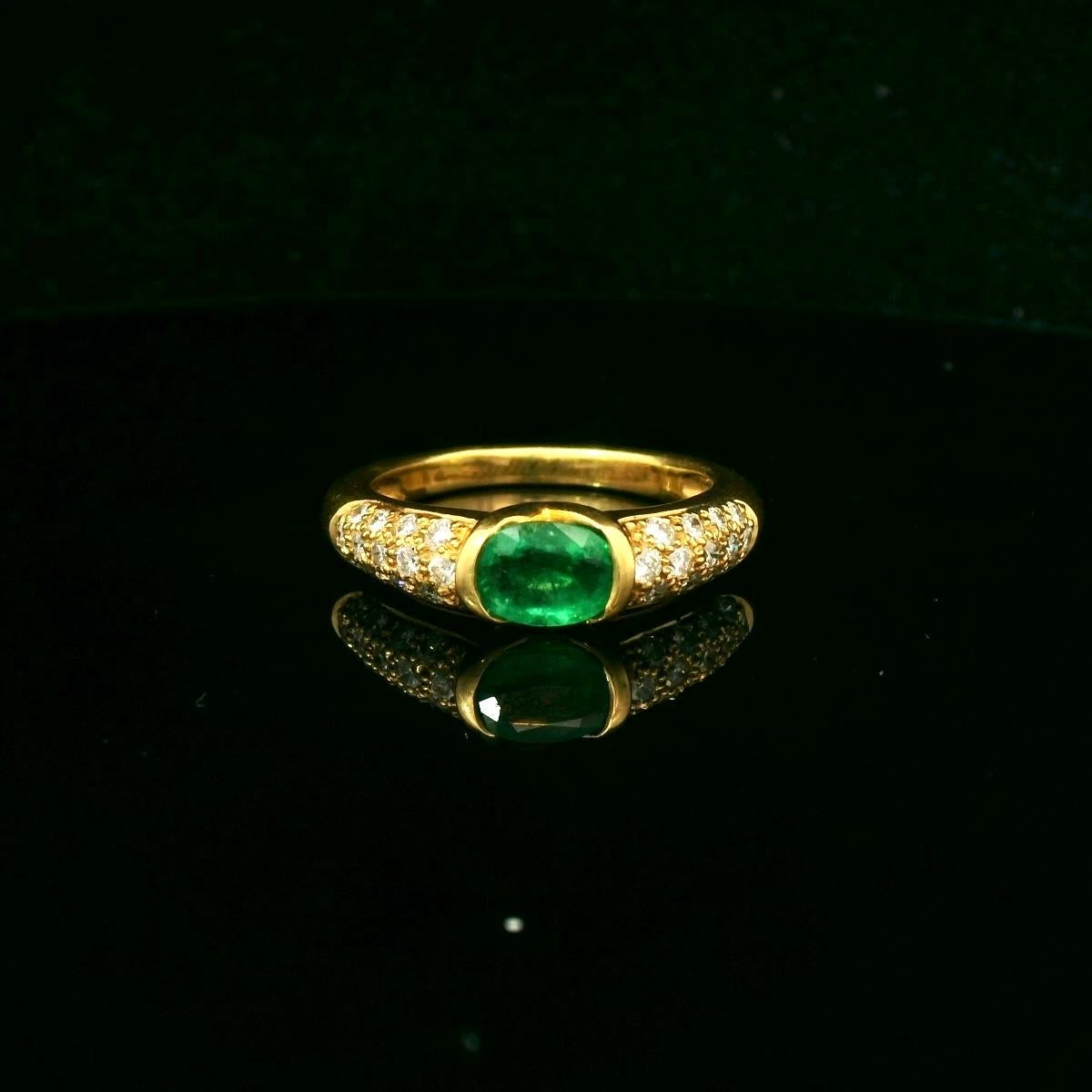 Oval Cut Emerald and diamond vintage ring For Sale