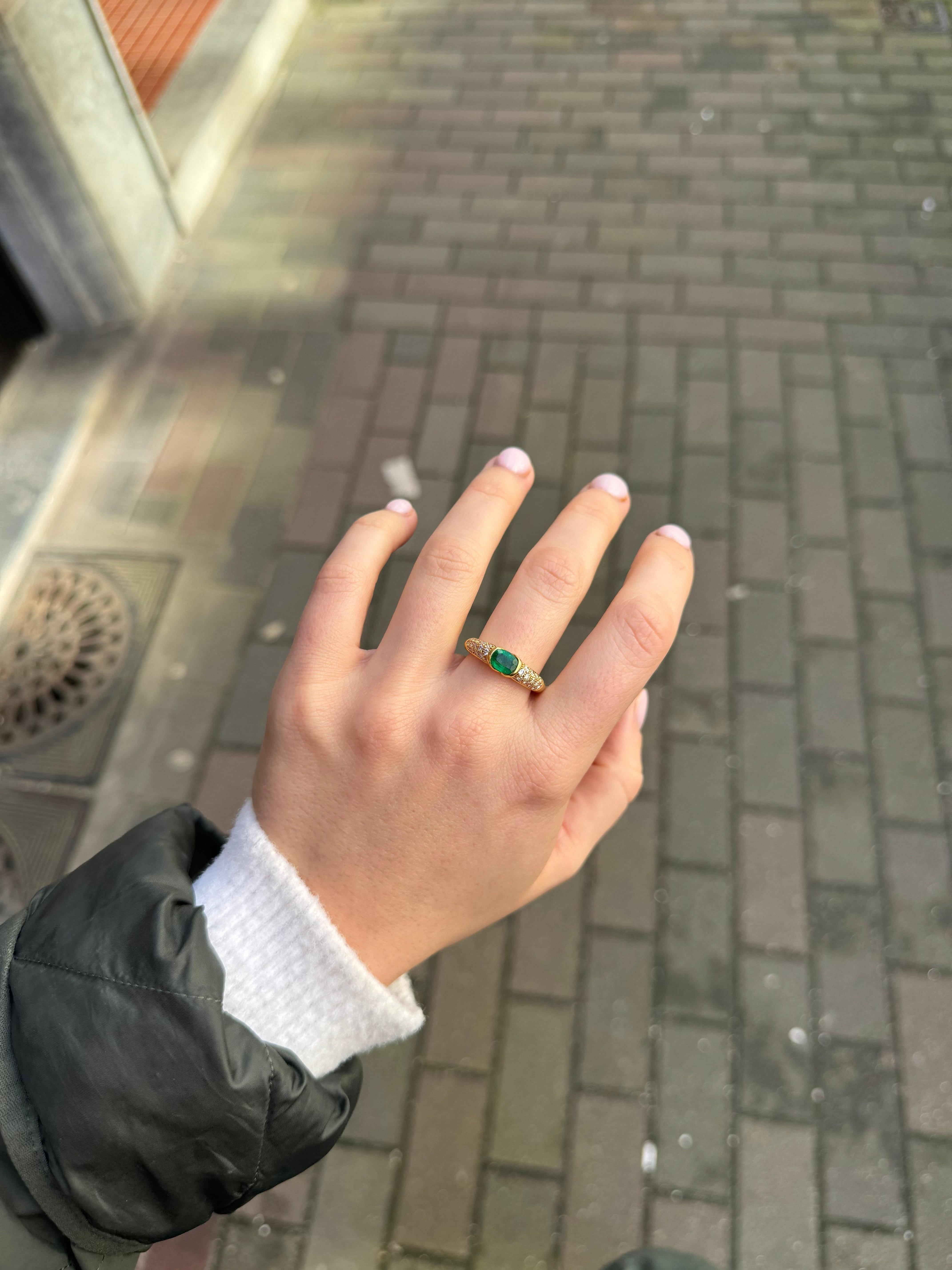 Emerald and diamond vintage ring For Sale 2