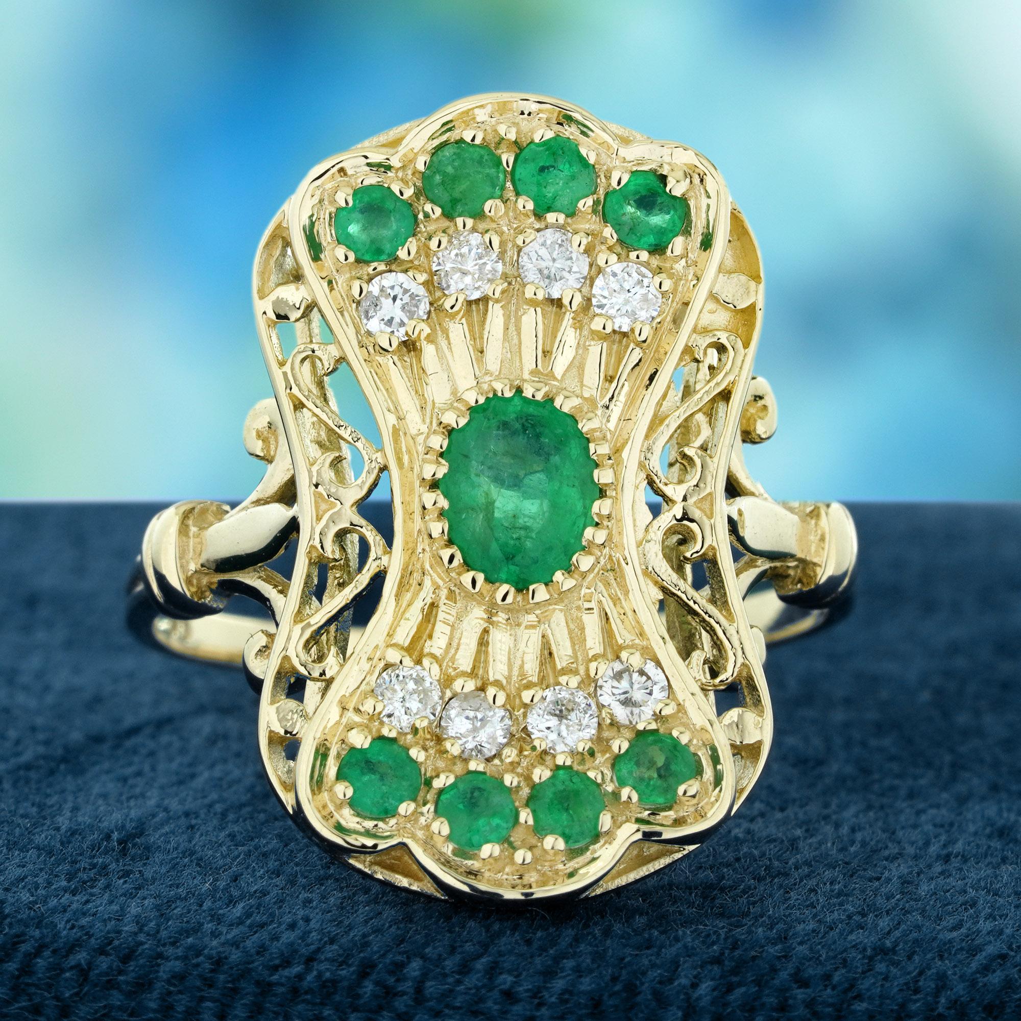 Cette bague cocktail de style vintage en émeraude naturelle et diamant est ornée d'une magnifique émeraude au centre, symbolisant l'allure accrocheuse du plumage d'un paon. Le motif est rehaussé de diamants et d'émeraudes qui ornent délicatement les