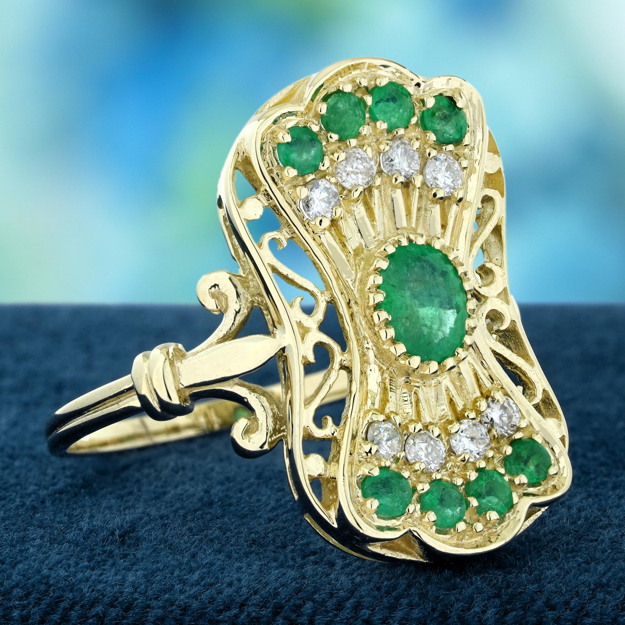 Édouardien Bague cocktail de style vintage en or jaune 9 carats massif avec émeraudes et diamants en vente