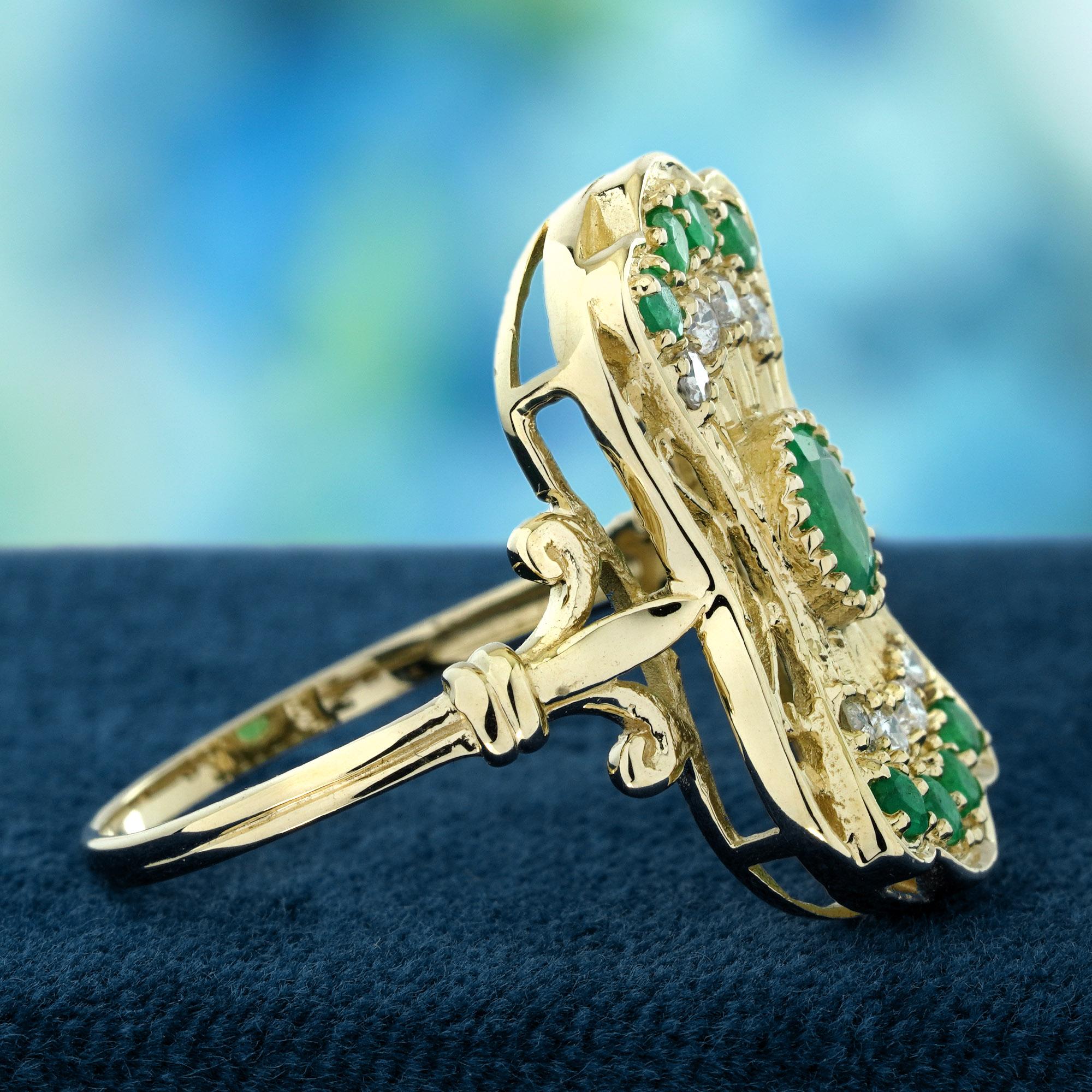 Taille ronde Bague cocktail de style vintage en or jaune 9 carats massif avec émeraudes et diamants en vente