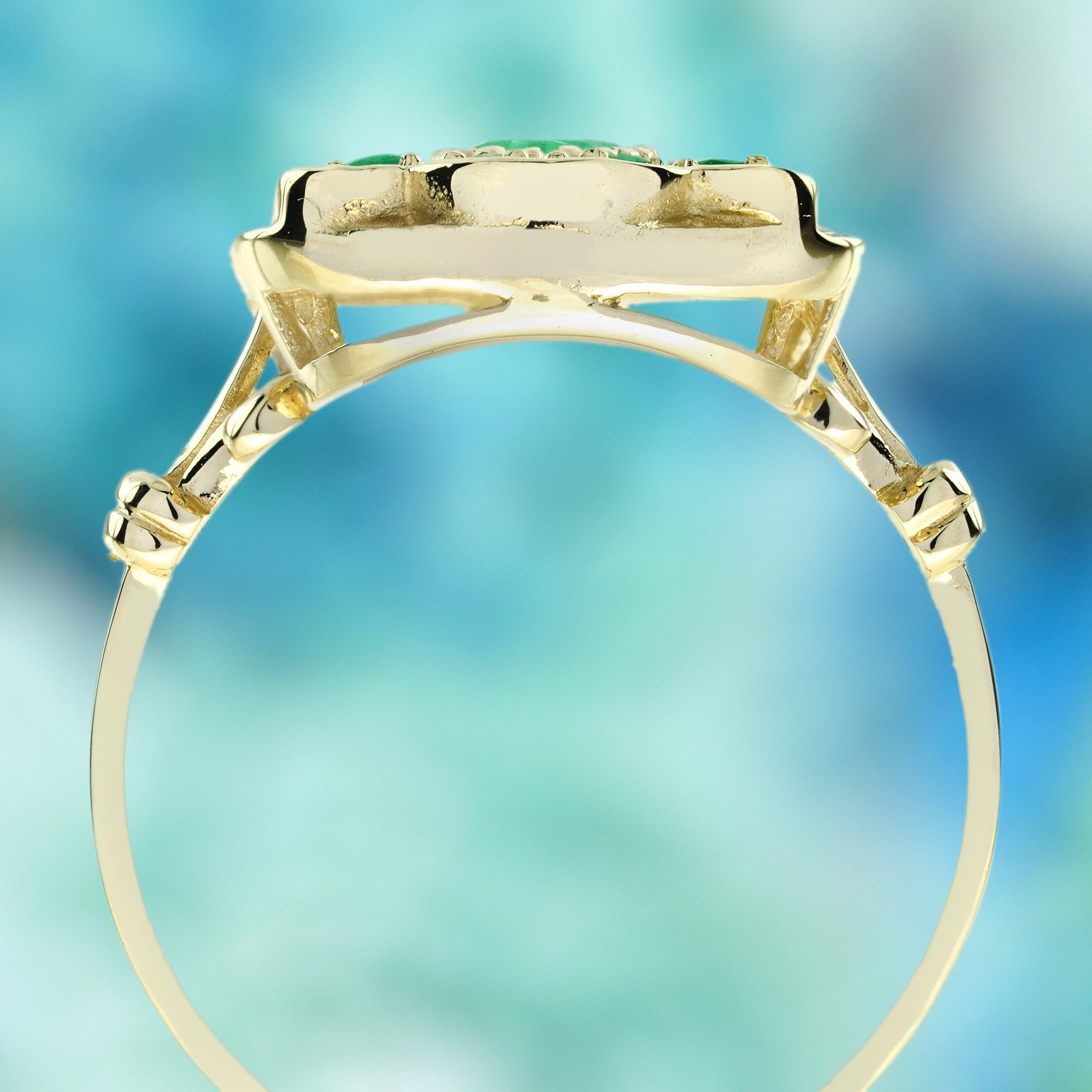 Bague cocktail de style vintage en or jaune 9 carats massif avec émeraudes et diamants Neuf - En vente à Bangkok, TH