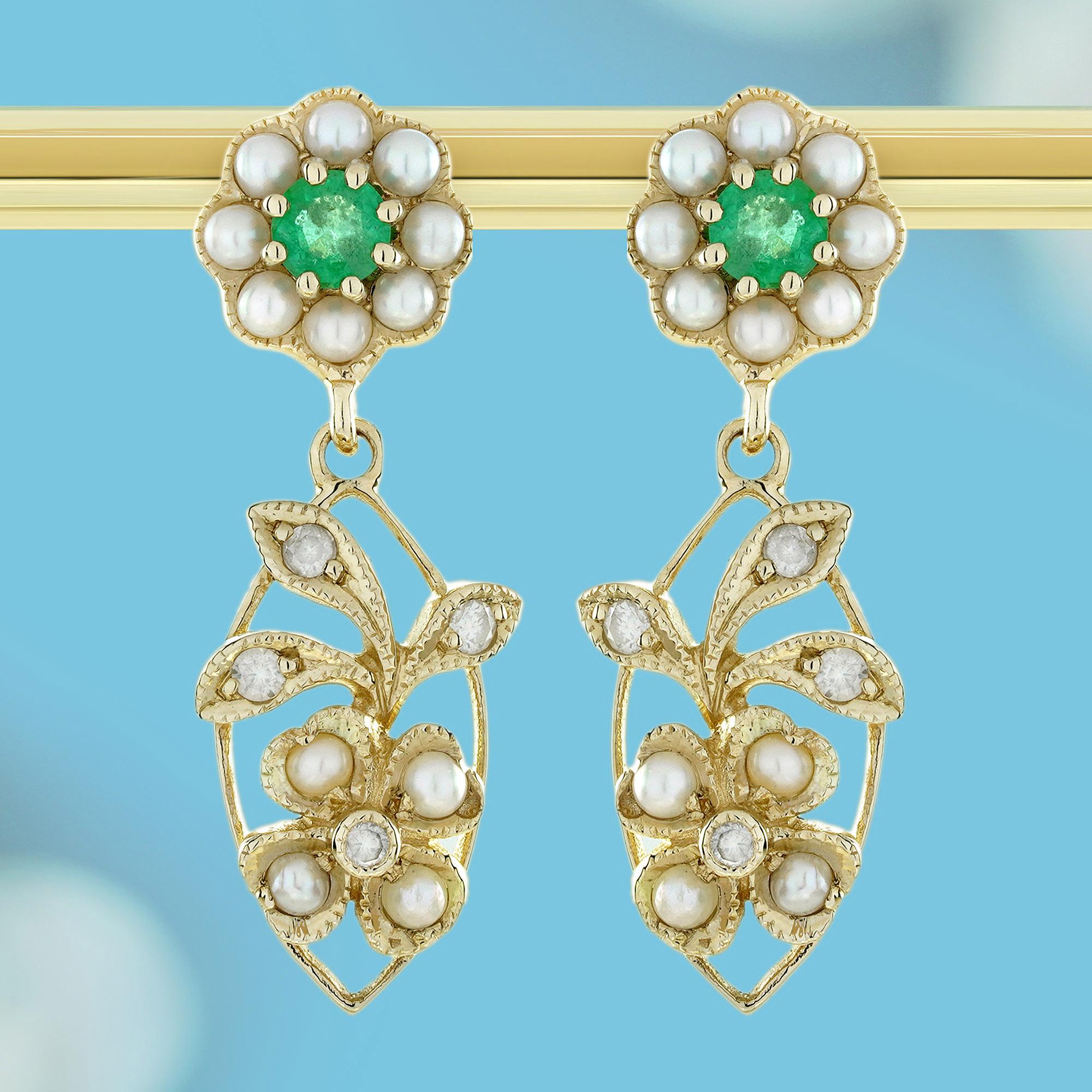 Diese Ohrhänger im Vintage-Stil zeigen einen atemberaubenden natürlichen Smaragd in der Mitte eines wunderschönen, detaillierten Blumenmusters. Der Smaragd ist von einer Perle umgeben, die seinen satten grünen Farbton noch verstärkt. Darunter fällt