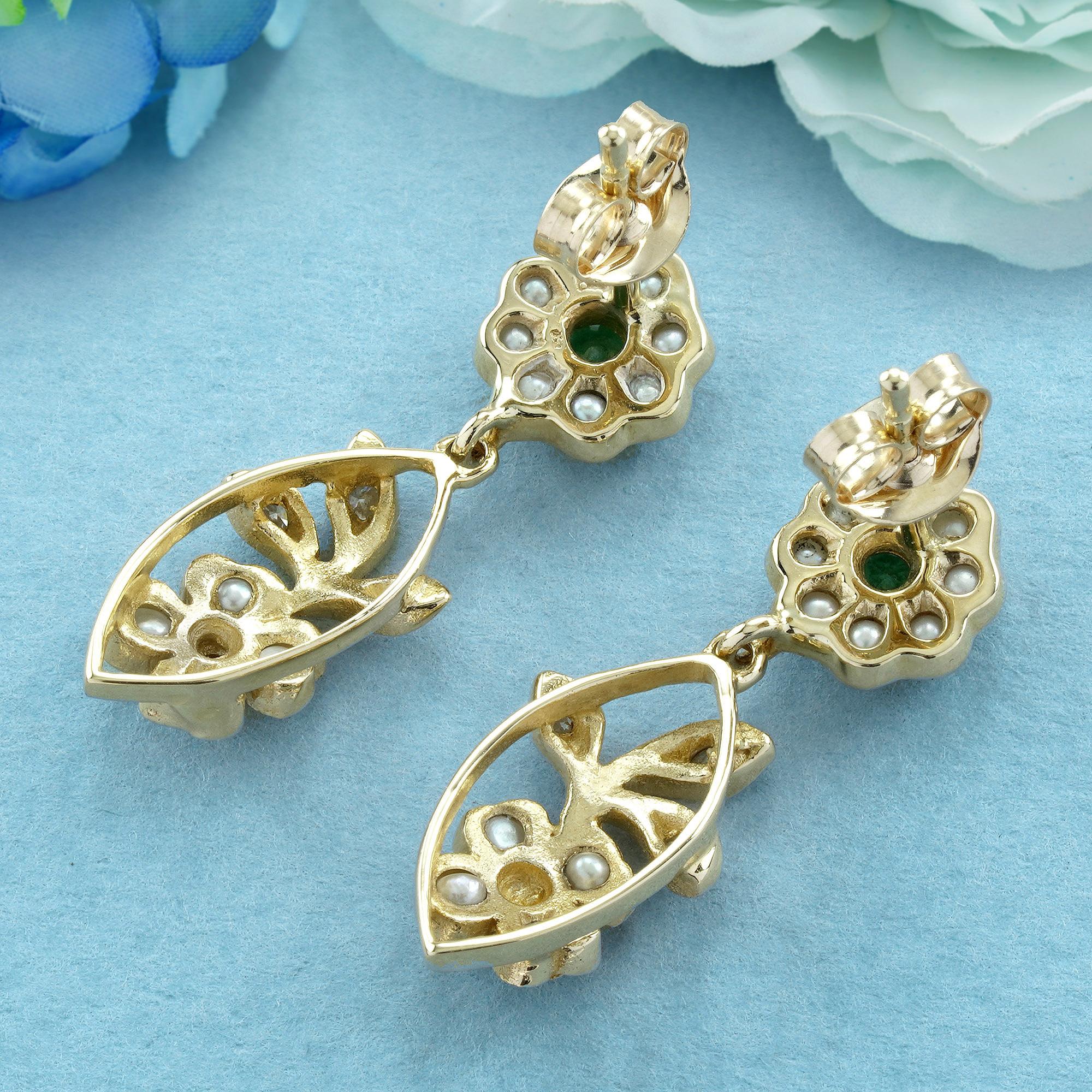 Ohrhänger mit Smaragd und Diamant im Vintage-Stil aus 9 Karat Gelbgold mit Blumenmuster (Rundschliff) im Angebot