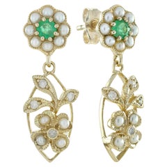 Boucles d
oreilles florales pendantes en or jaune 9K avec émeraudes et diamants de style vintage