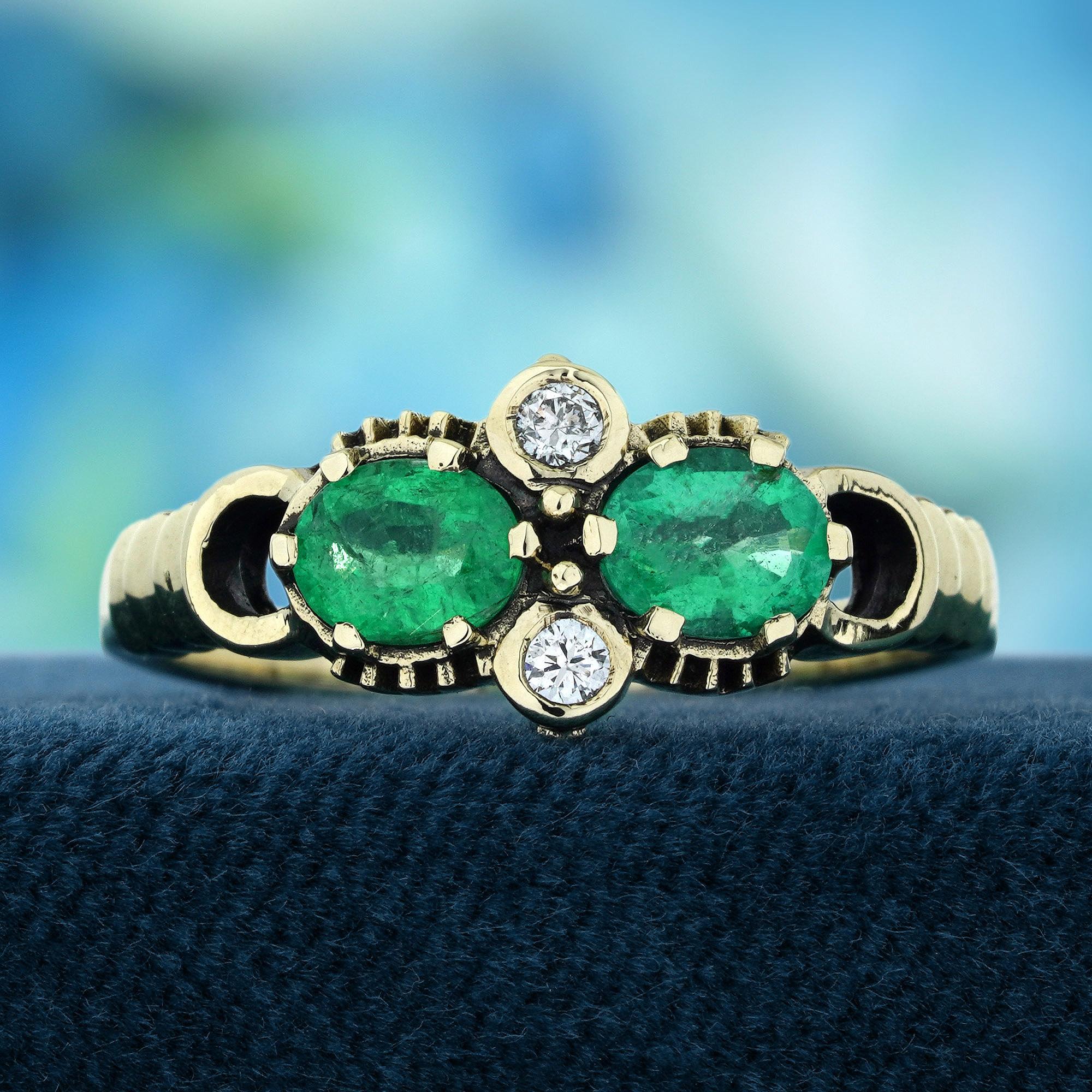 Dos vibrantes esmeraldas engarzadas una al lado de la otra, sus profundos tonos verdes crean un llamativo punto focal. Entre las esmeraldas, a derecha e izquierda, se han colocado delicadamente brillantes diamantes, que añaden un toque de brillo y