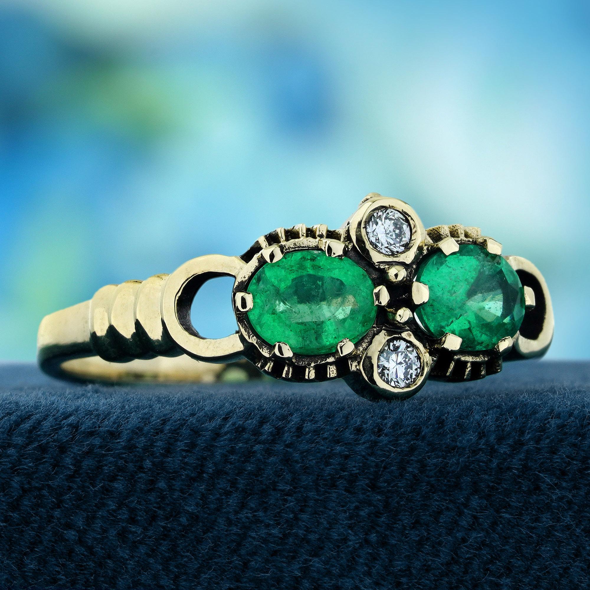 Anillo de dos piedras estilo vintage con esmeralda y diamantes en oro amarillo macizo de 9 quilates Eduardiano en venta