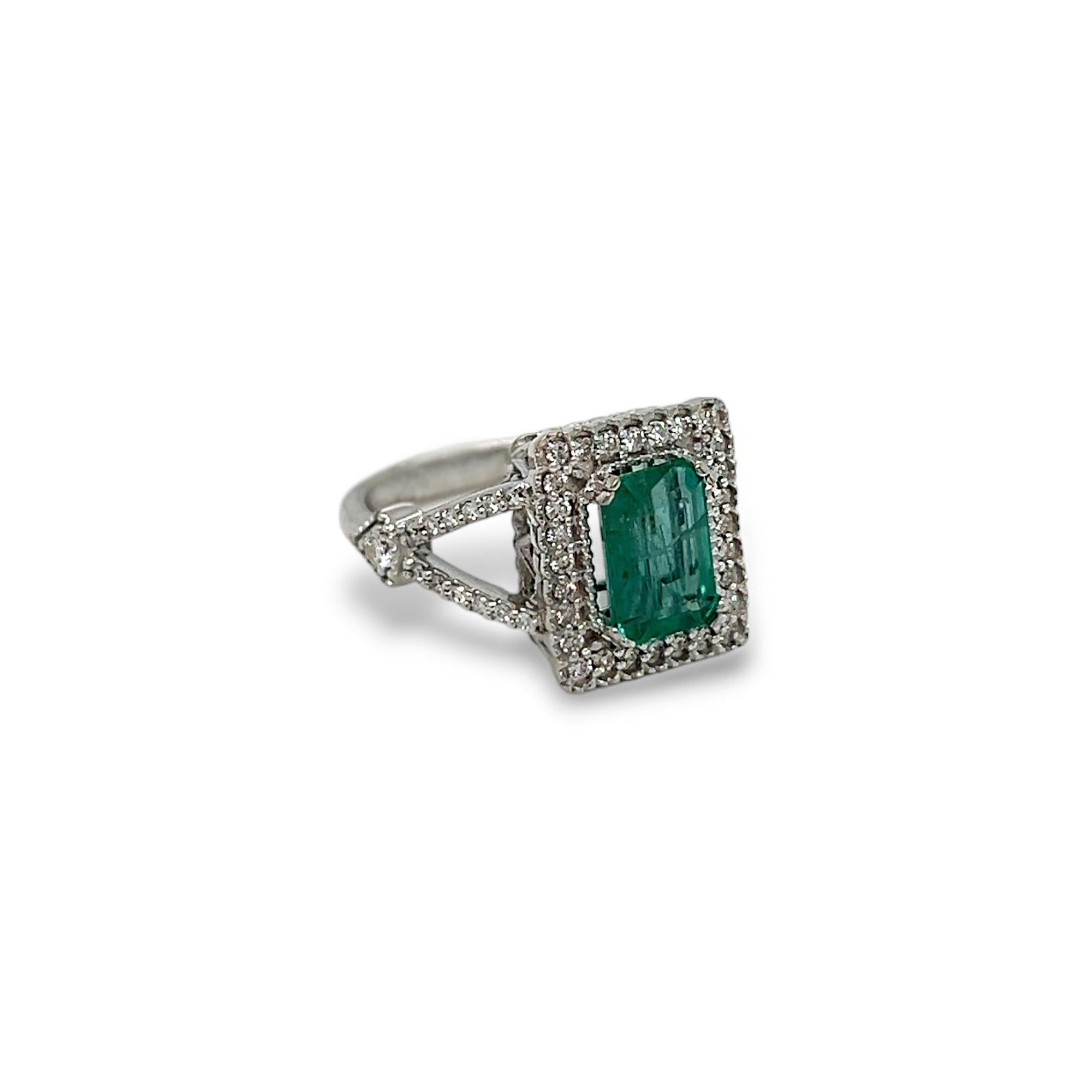 Dieser schöne Cocktailring besteht aus einem 1,44 Karat schweren Smaragd in der Mitte und 0,53 Karat runden Diamanten an den Seiten. Fassung aus 14 Karat Weißgold. Der Ring kann beim Kauf in der Größe angepasst werden. 