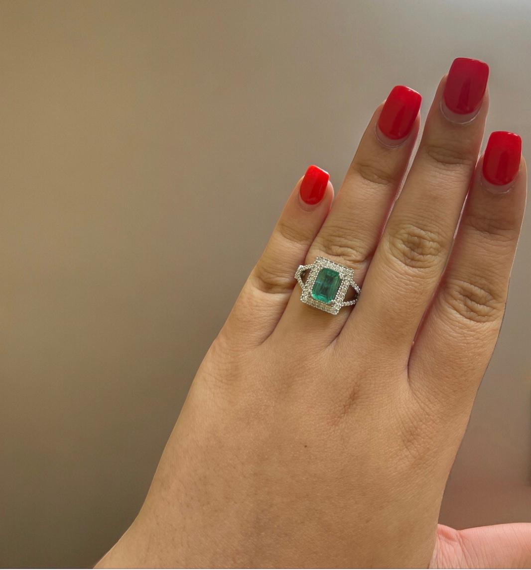 Cocktailring aus Weißgold mit Smaragd und Diamant für Damen oder Herren im Angebot