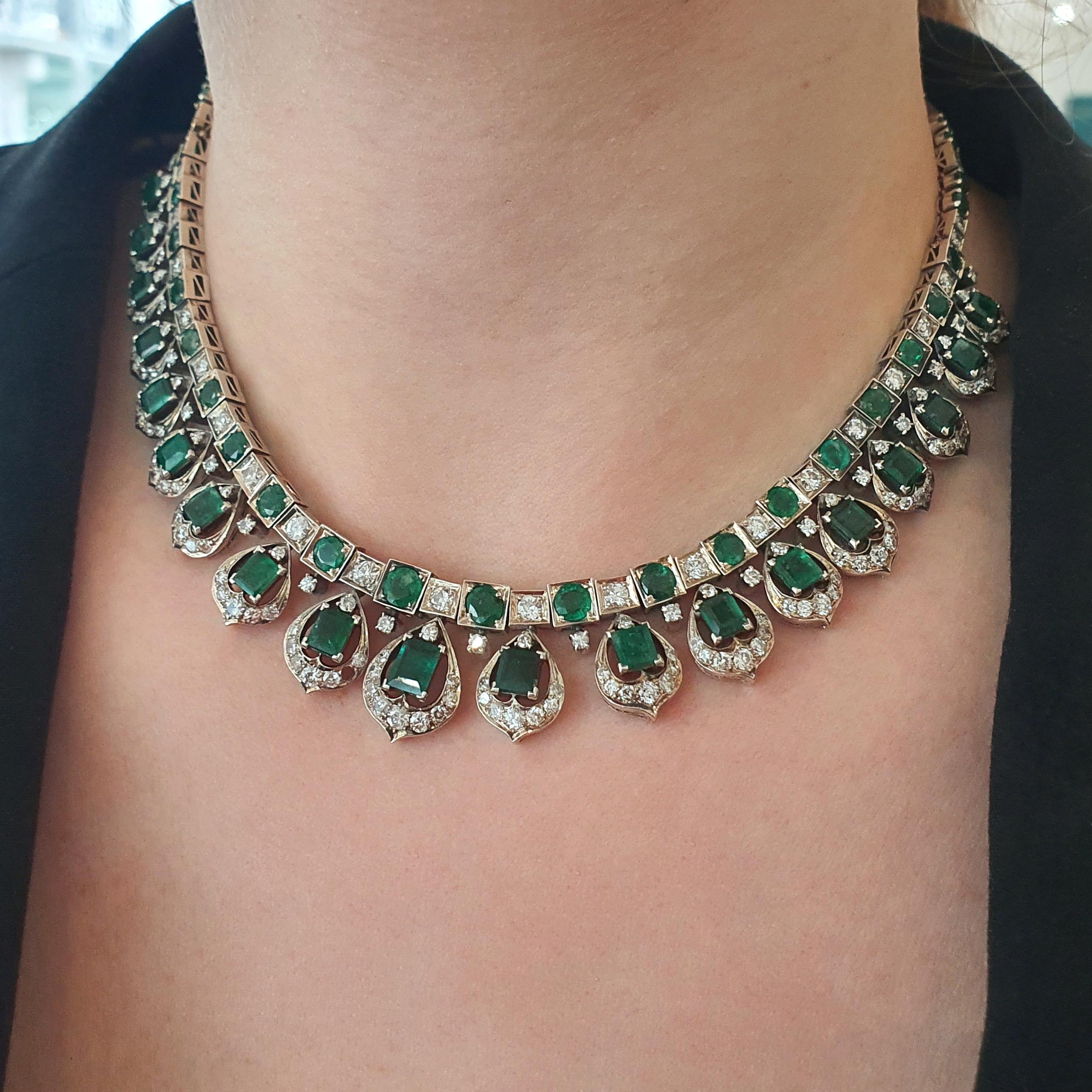 Smaragd-Diamant-Halskette aus Weißgold im Angebot 2