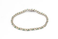 Bracciale tennis in oro bianco con smeraldo e diamanti