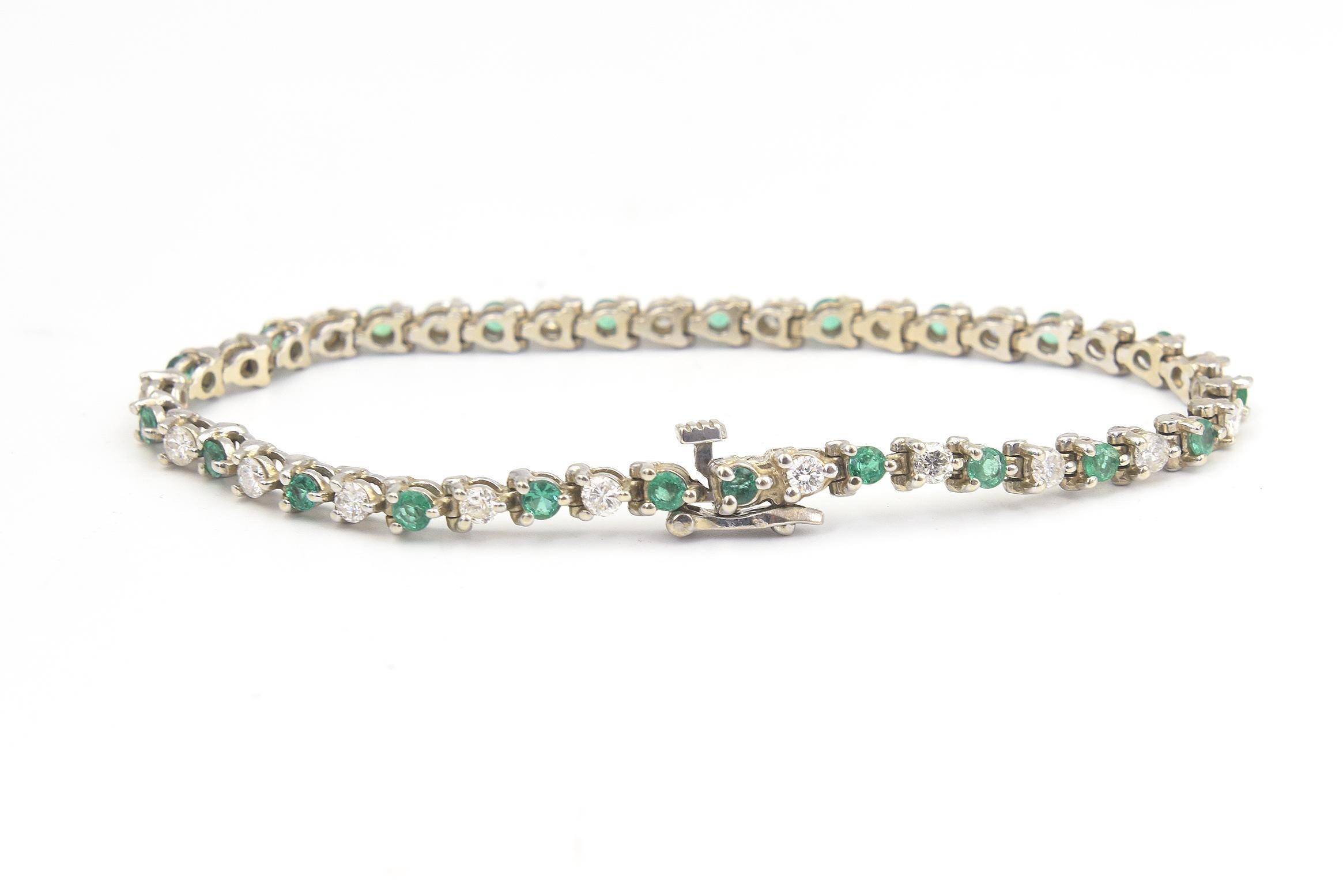 Pulsera de tenis de oro blanco con esmeraldas y diamantes Corte redondo en venta