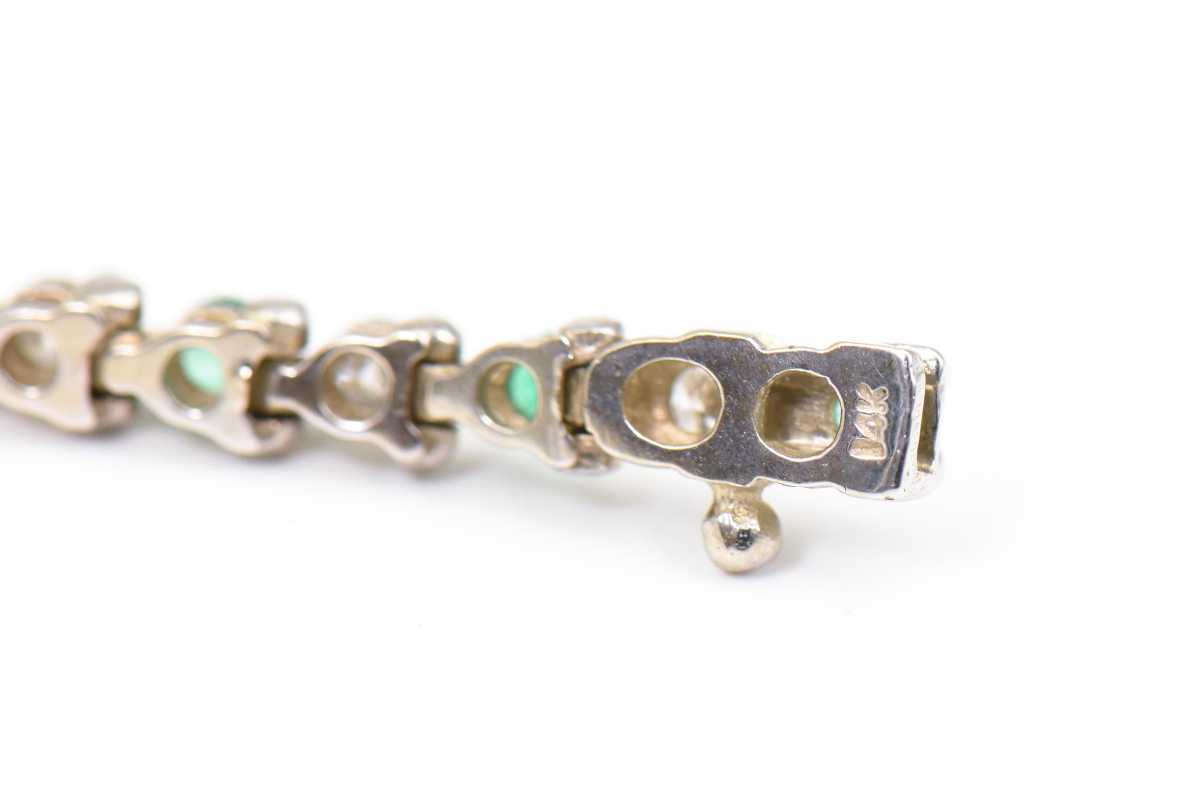 Pulsera de tenis de oro blanco con esmeraldas y diamantes en Bueno estado para la venta en Miami Beach, FL