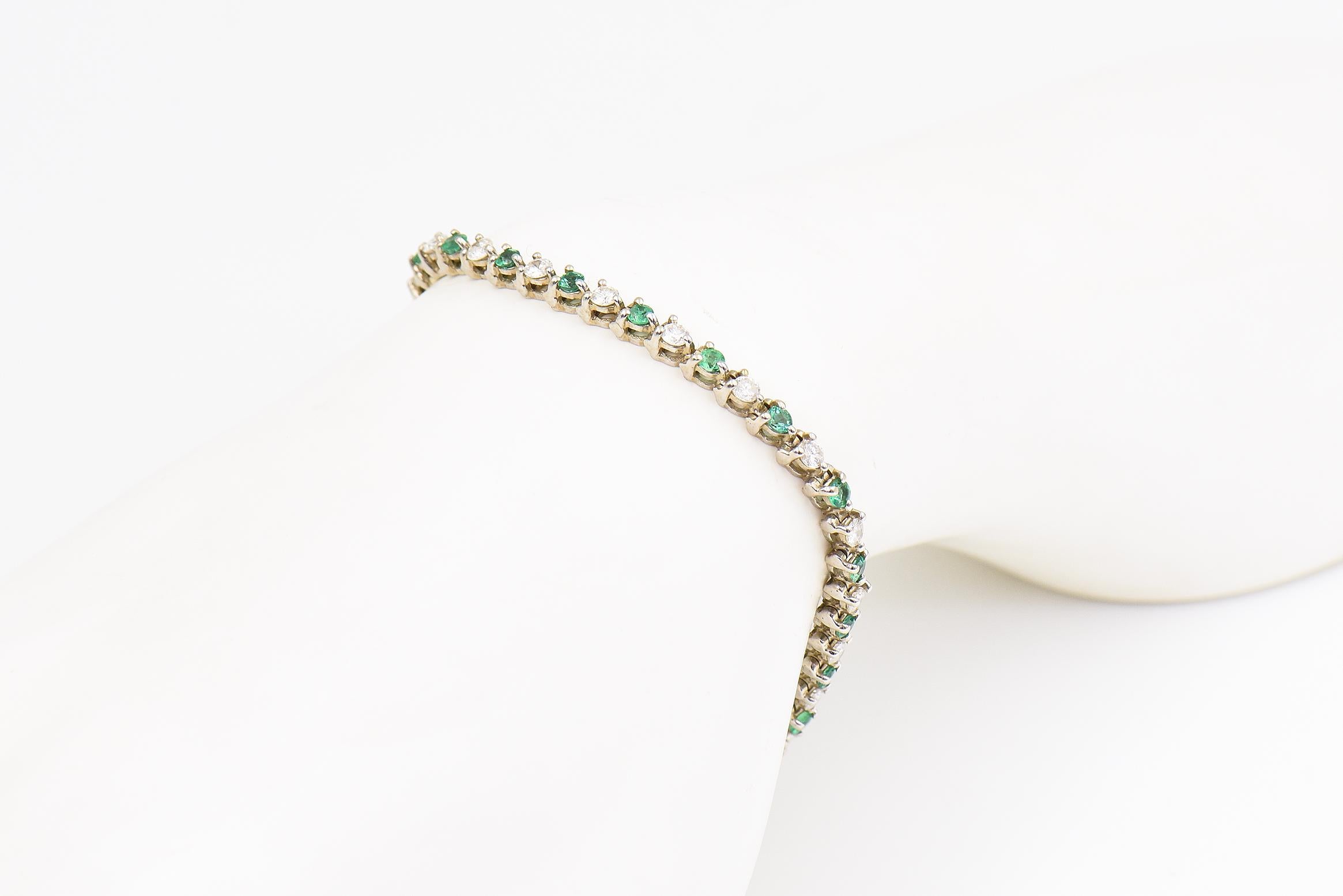 De las mujeres Pulsera de tenis de oro blanco con esmeraldas y diamantes en venta