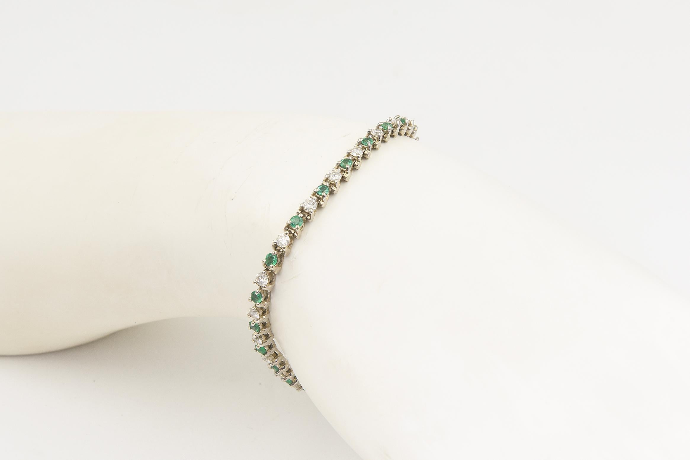 Pulsera de tenis de oro blanco con esmeraldas y diamantes en venta 1