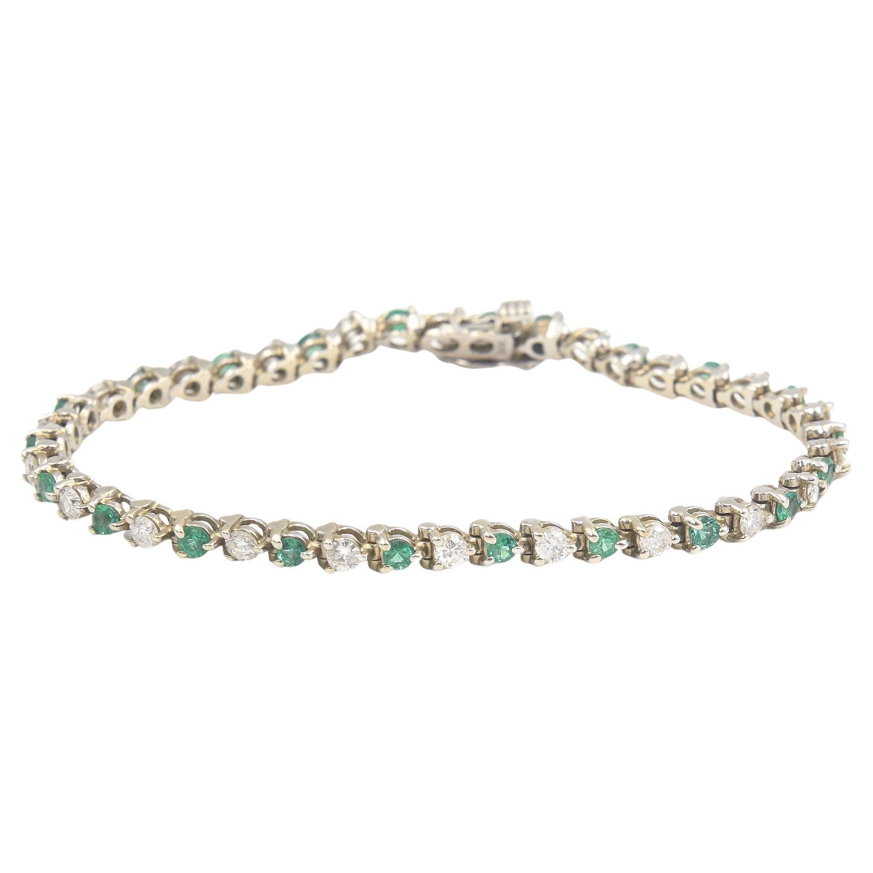 Bracelet tennis en or blanc, émeraude et diamants