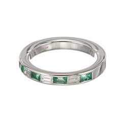 Anillo de boda de oro blanco con diamante esmeralda de .55 quilates